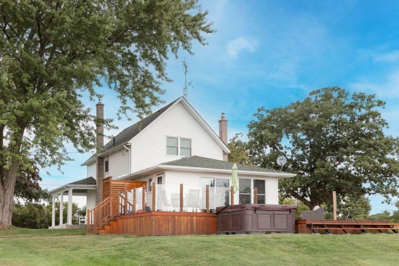 Waterfront with Hot Tub Joanie's Farmhouse