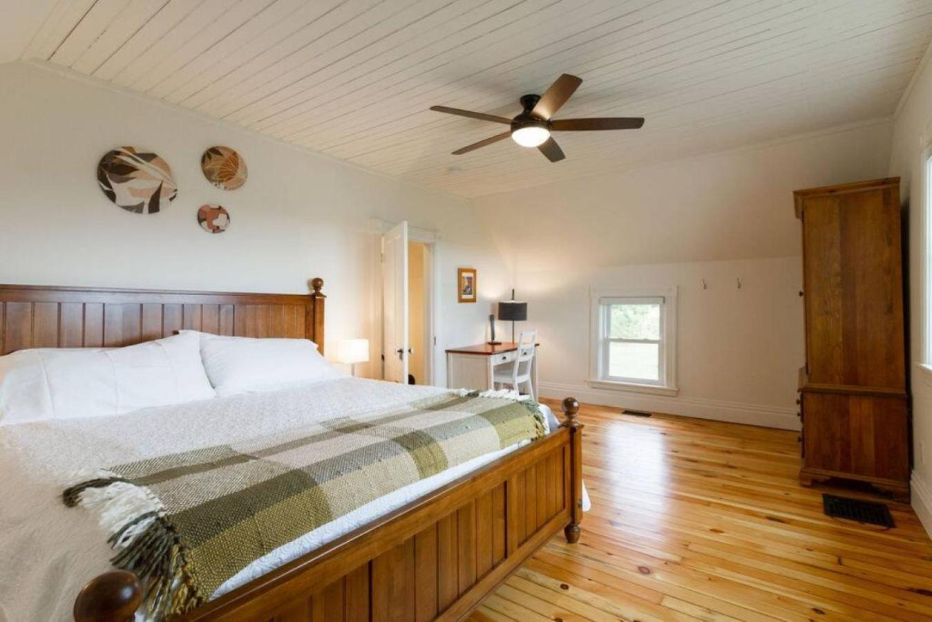 Waterfront with Hot Tub Joanie's Farmhouse