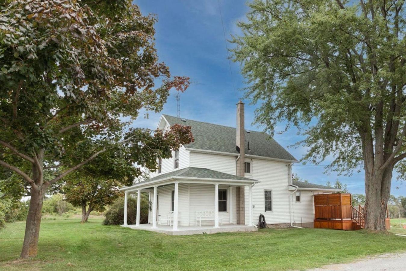 Waterfront with Hot Tub Joanie's Farmhouse