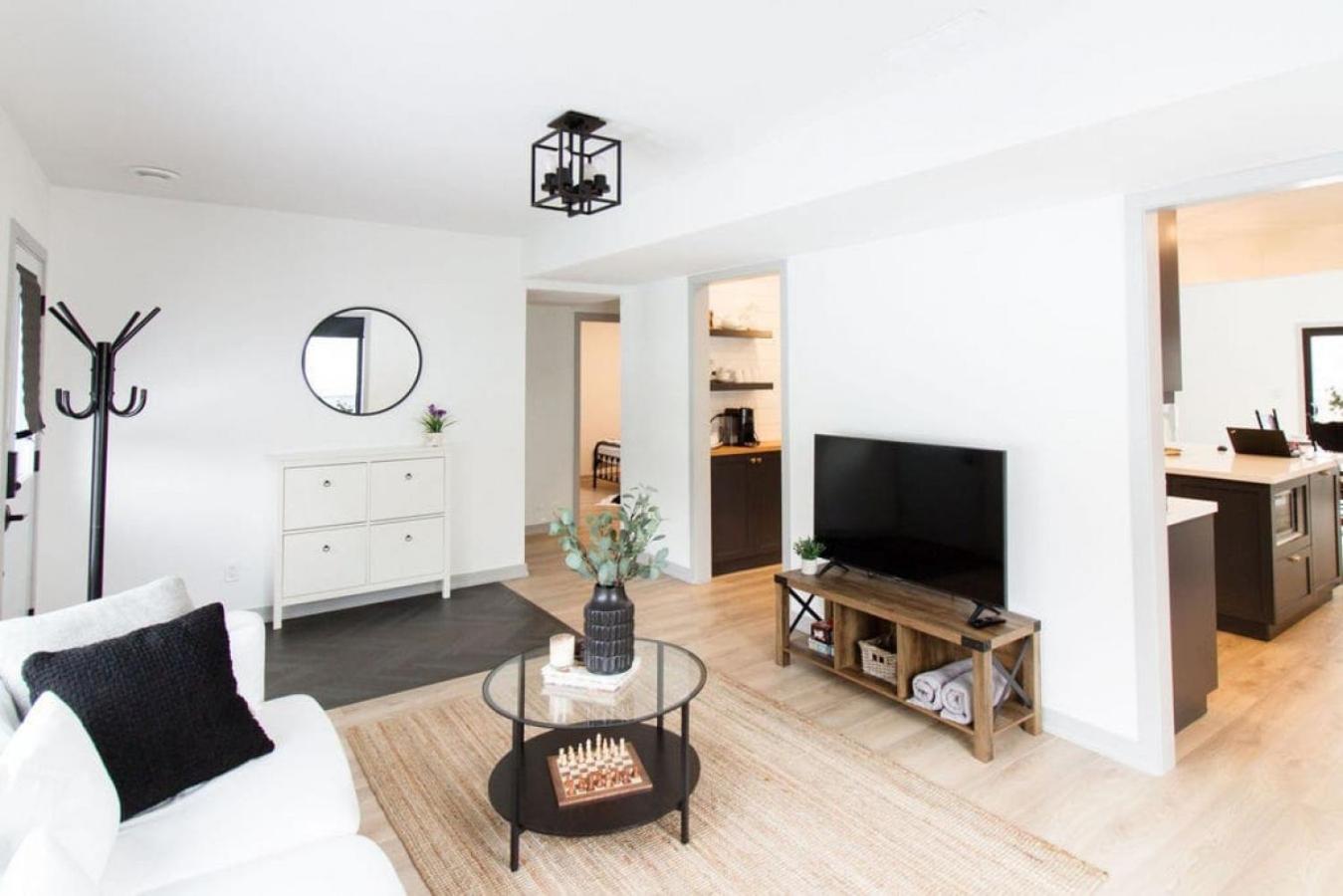 Walk to Downtown Picton, 4-bedroom