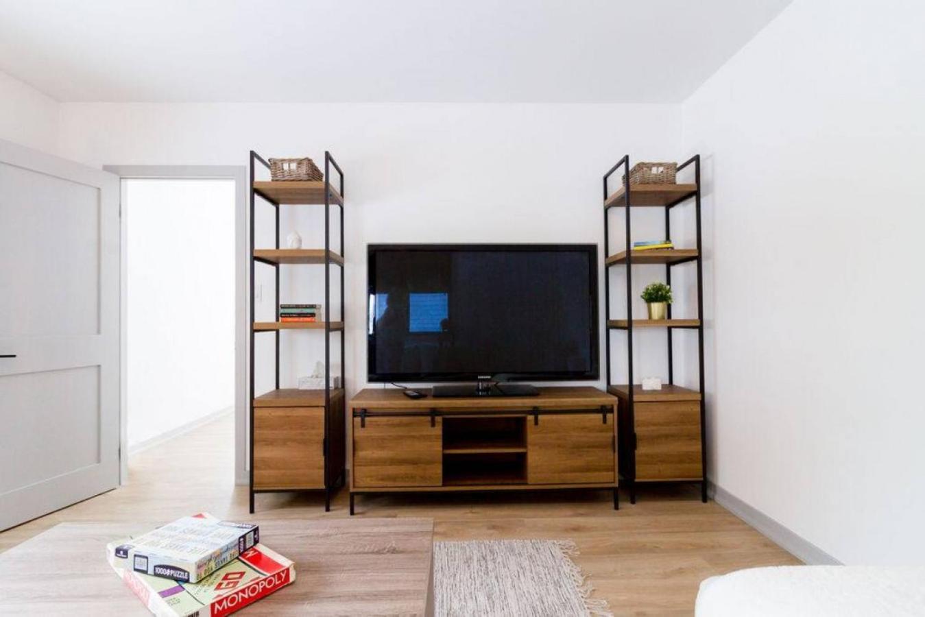 Walk to Downtown Picton, 4-bedroom