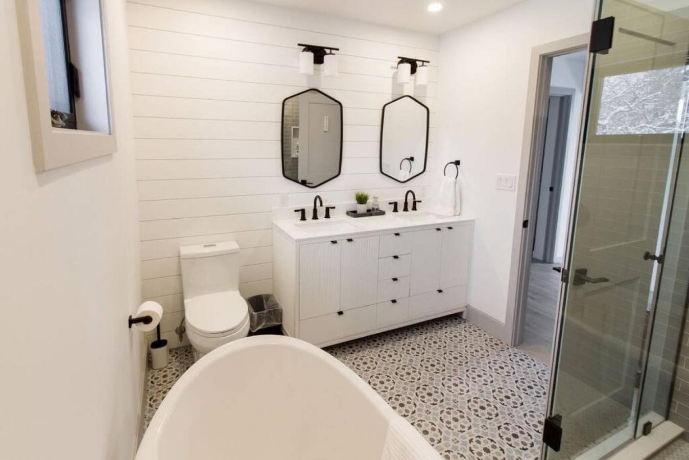 Walk to Downtown Picton, 4-bedroom