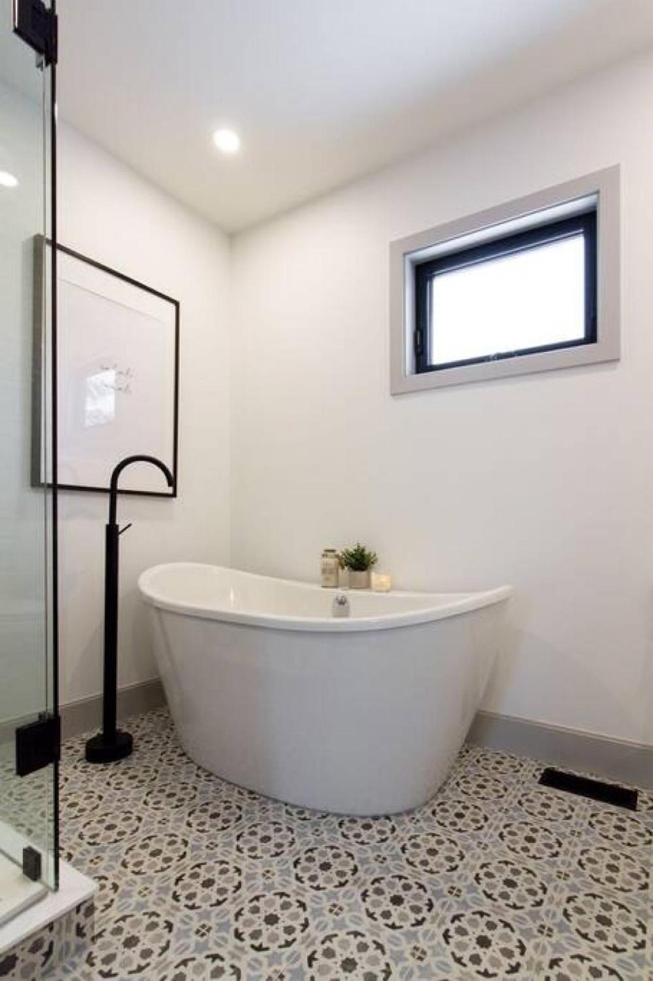 Walk to Downtown Picton, 4-bedroom