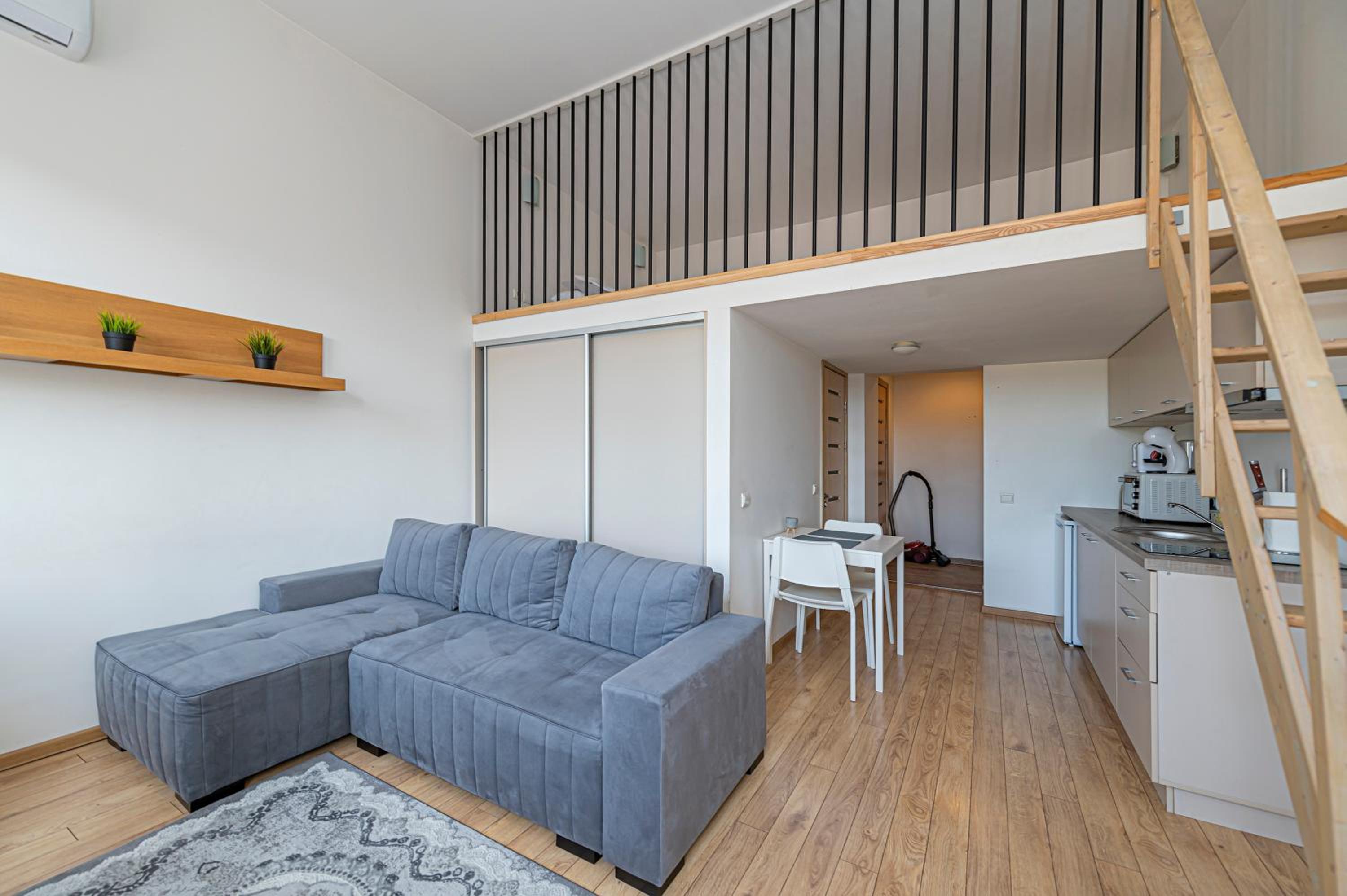 New Town loft apartment with air conditioning by Polo Apartments view 2