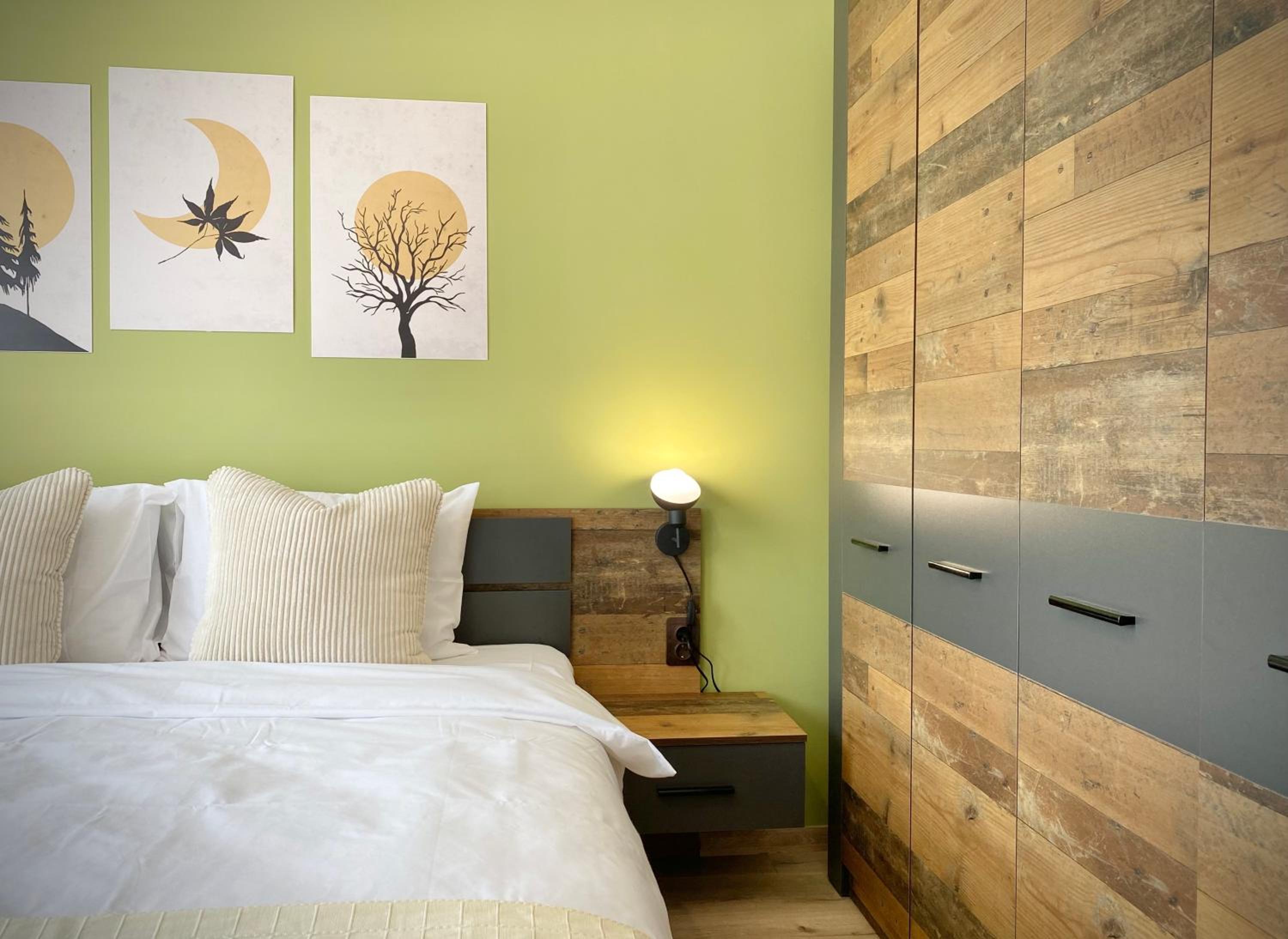 Colourful Apartment for 4 Guests and Free Parking
