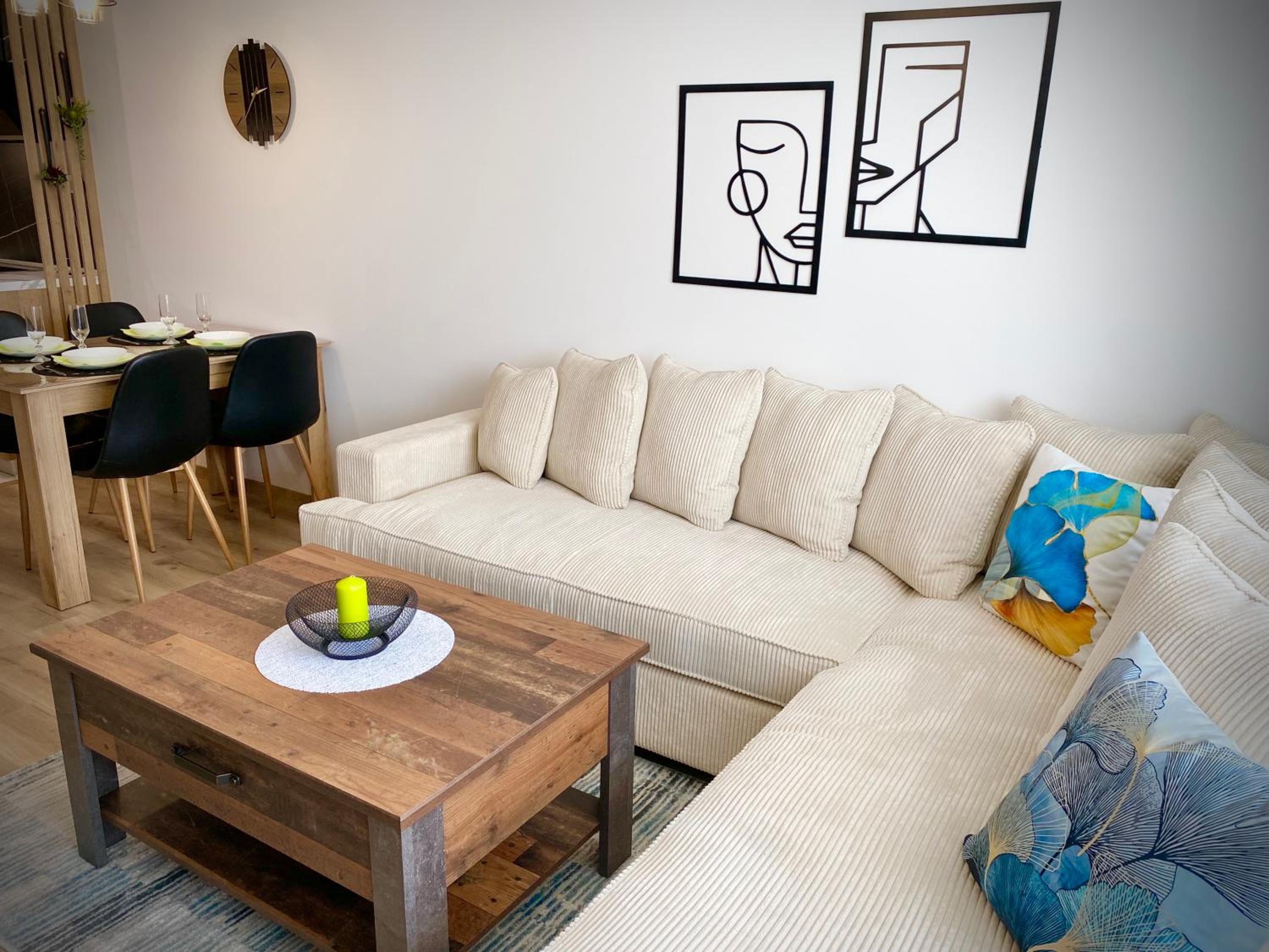 Colourful Apartment for 4 Guests and Free Parking