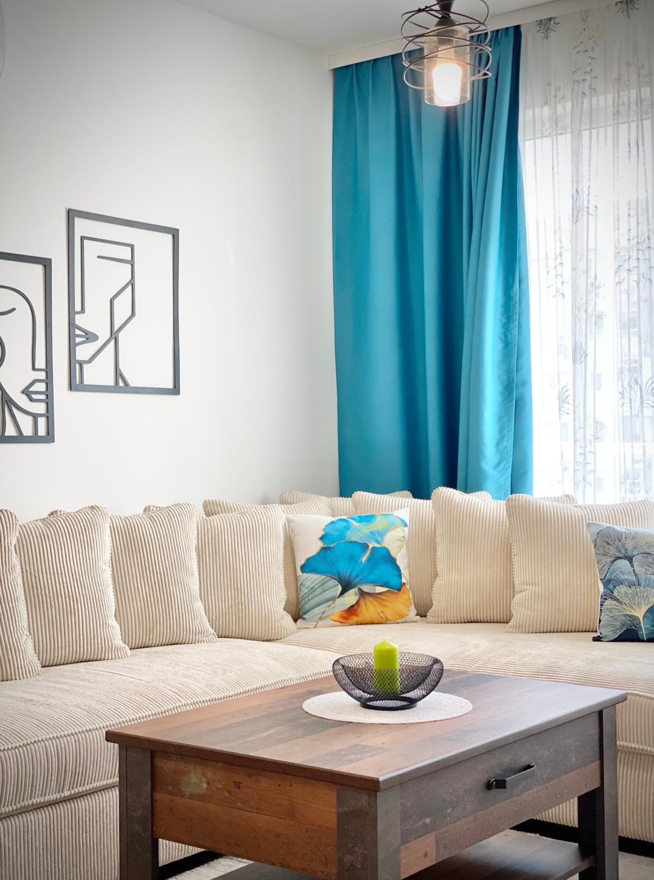 Colourful Apartment for 4 Guests and Free Parking