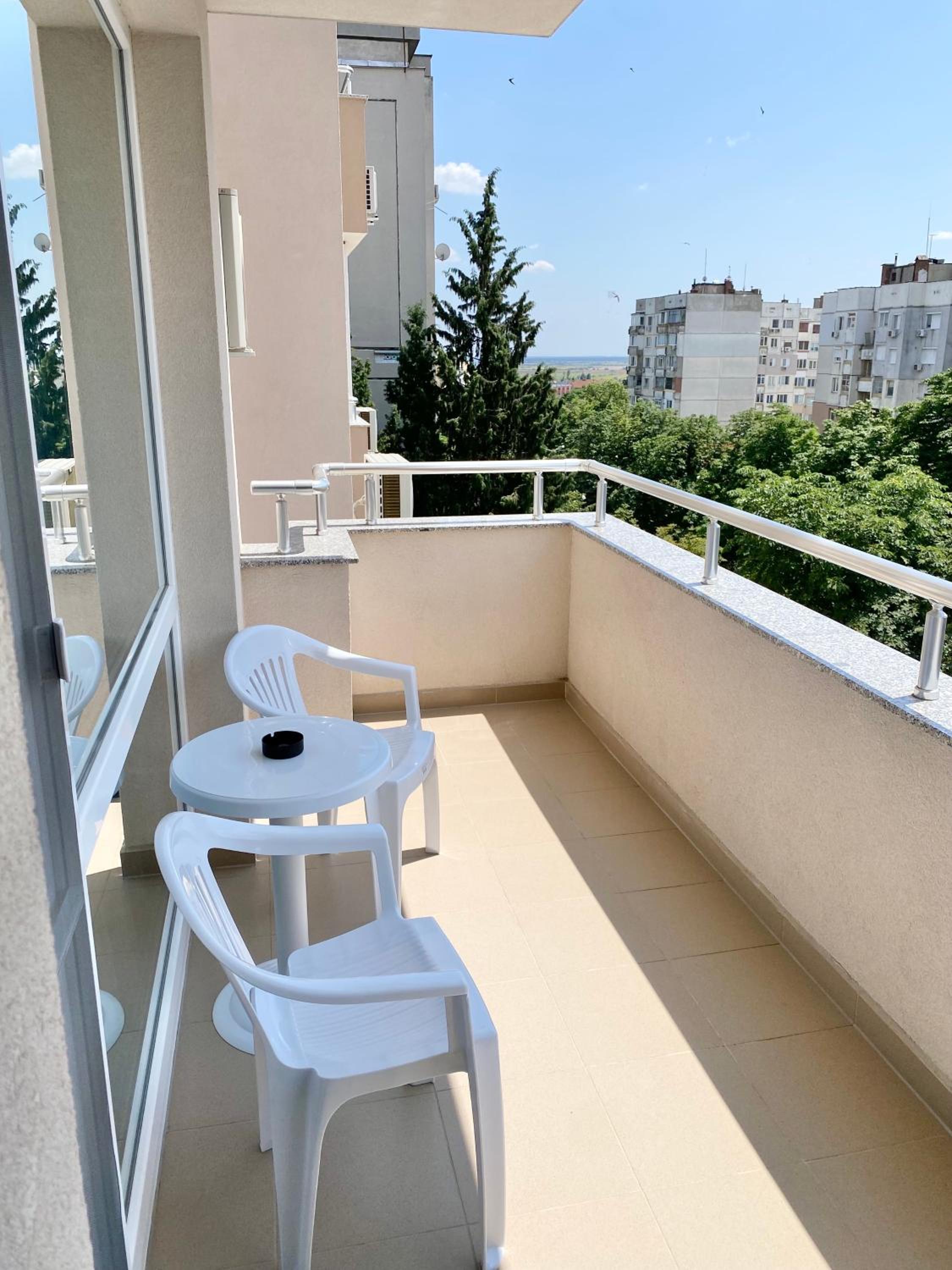 Colourful Apartment for 4 Guests and Free Parking