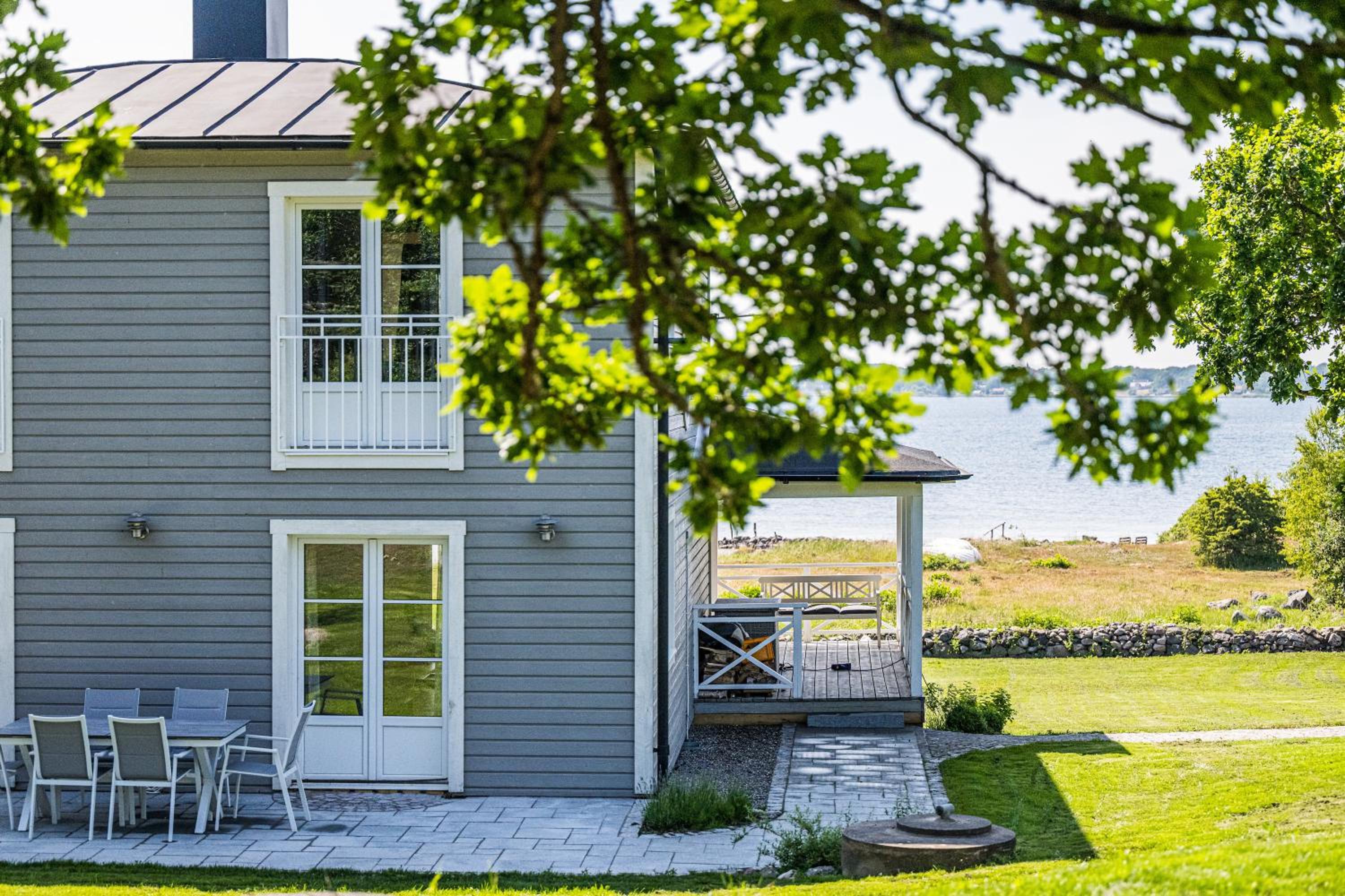 Exclusive tranquil villa by the sea, boat available