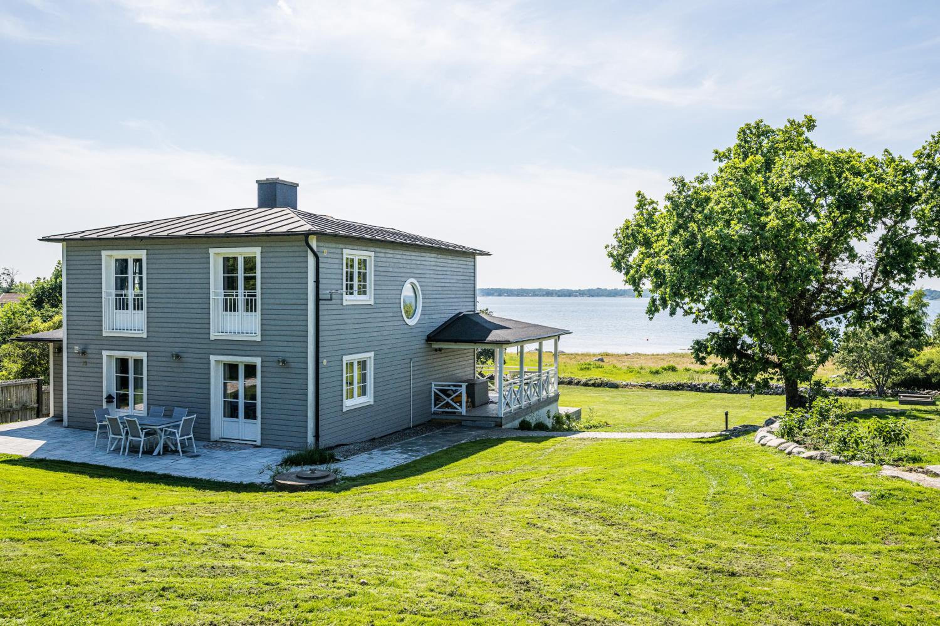 Exclusive tranquil villa by the sea, boat available