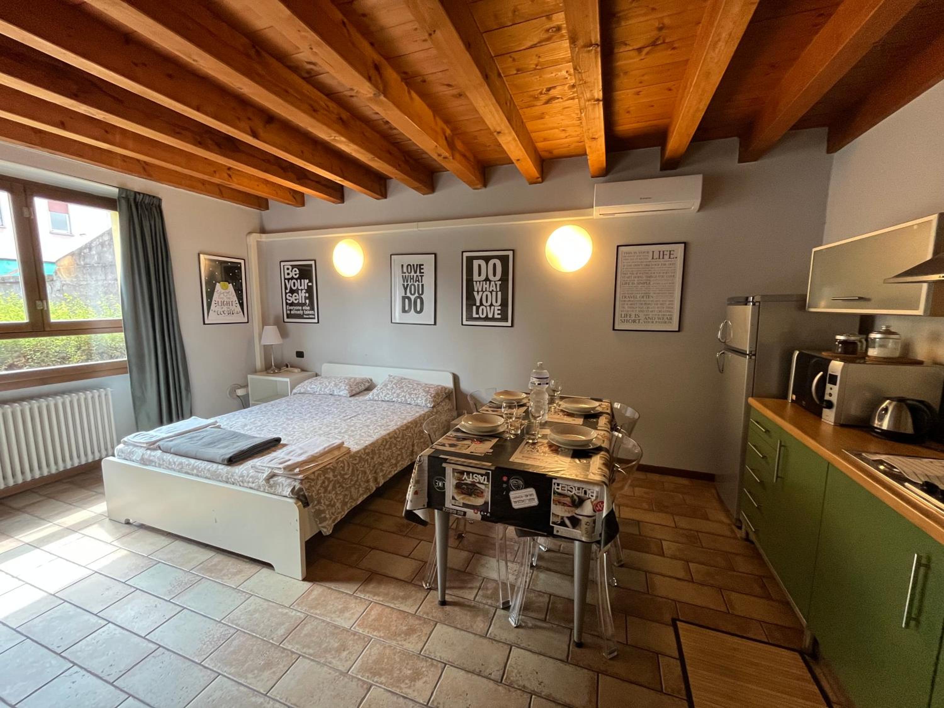 Cozy flat + parking close to City center/Airport view 3