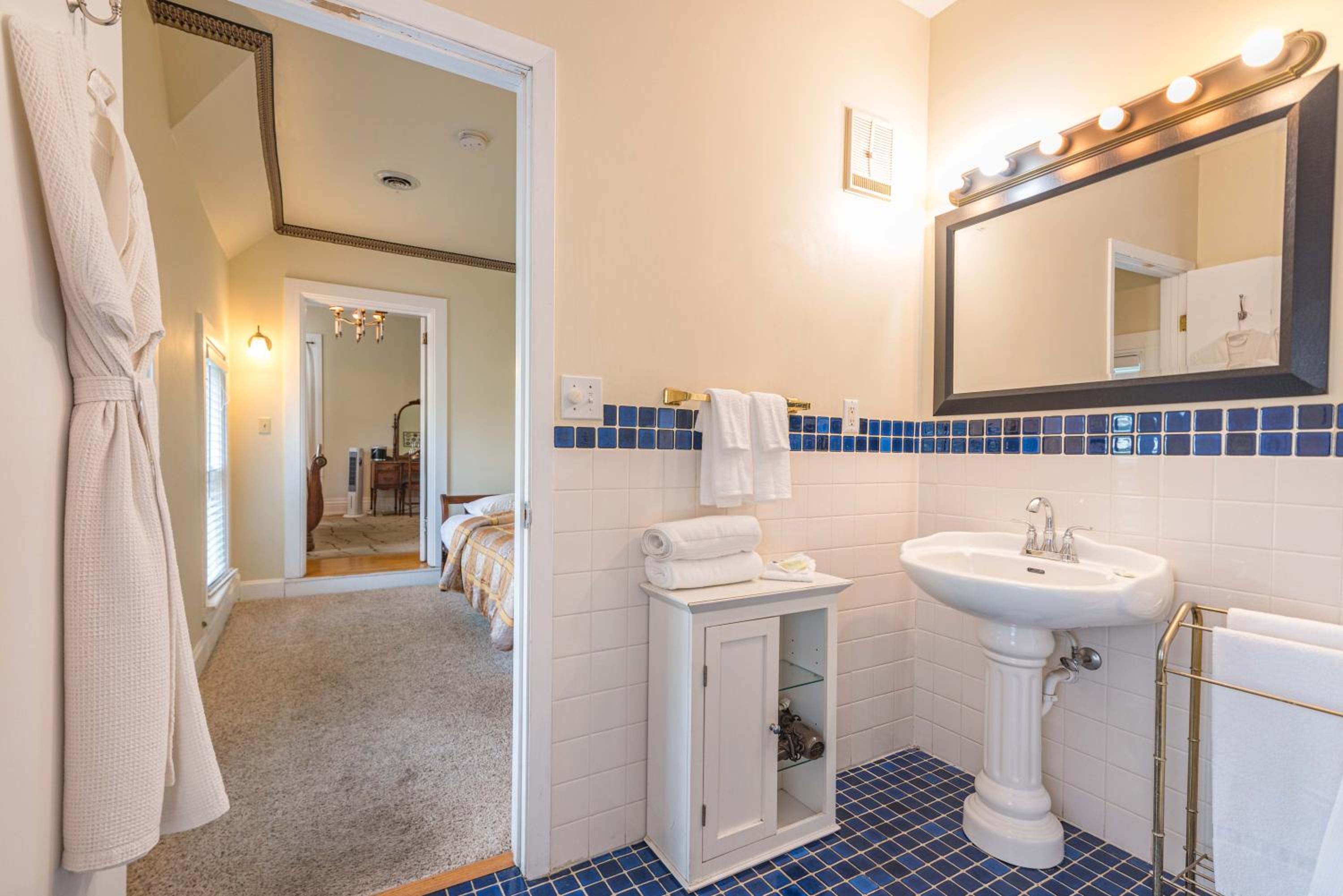 White Rose Inns & Motel