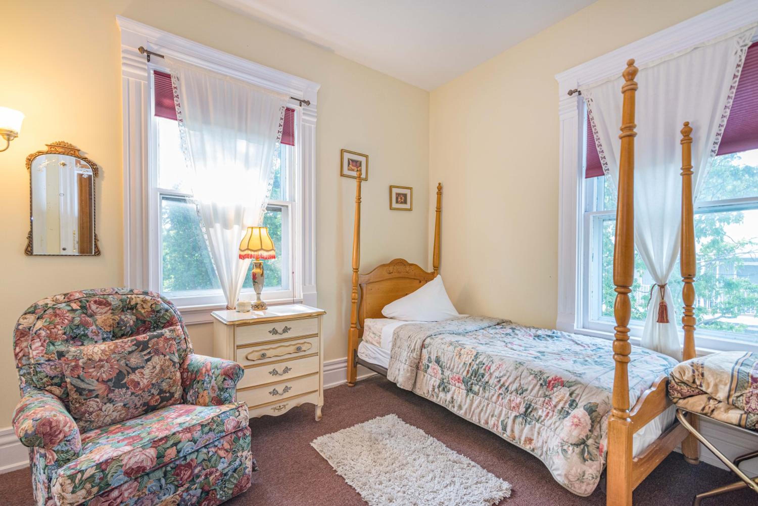 White Rose Inns & Motel