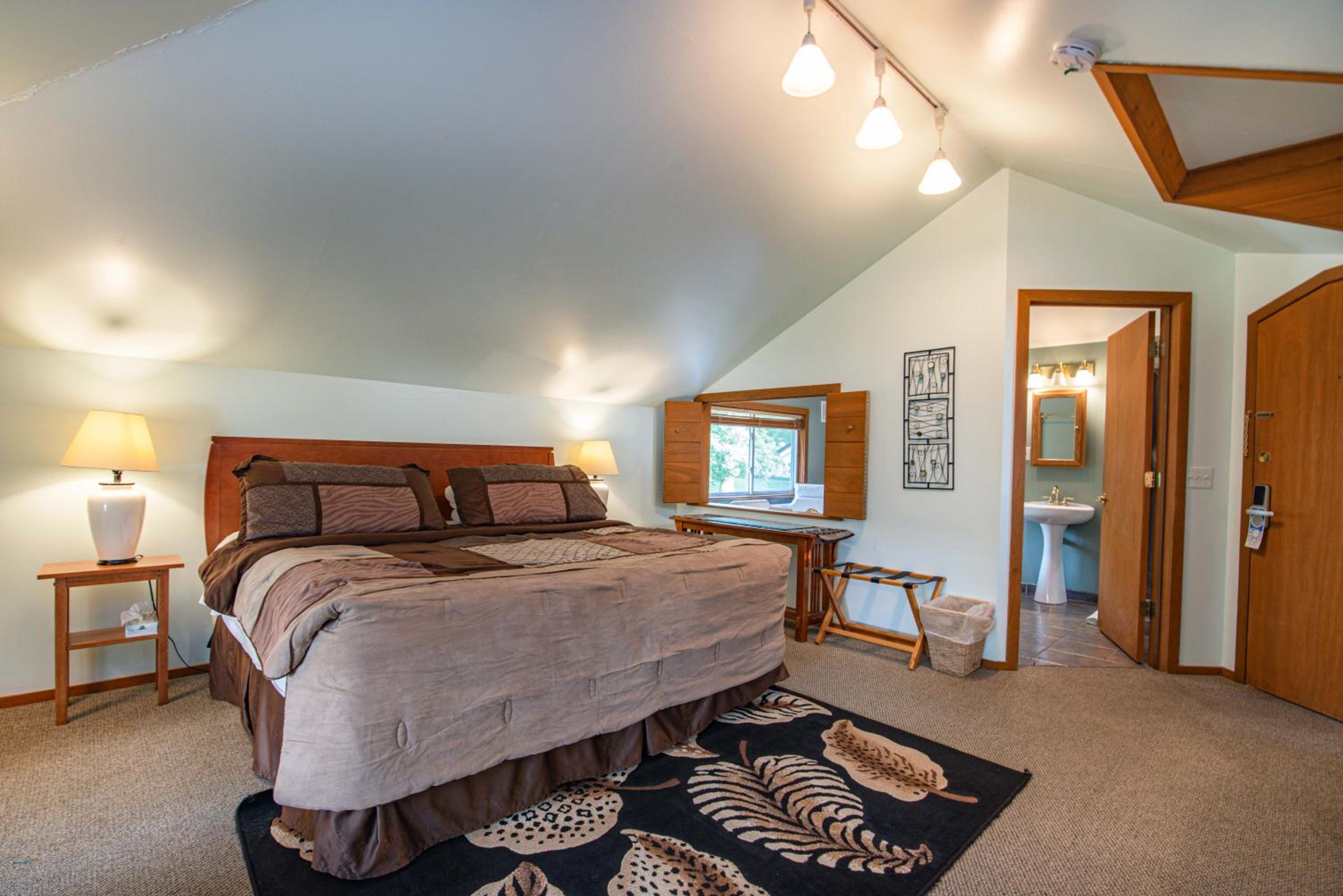 White Rose Inns & Motel