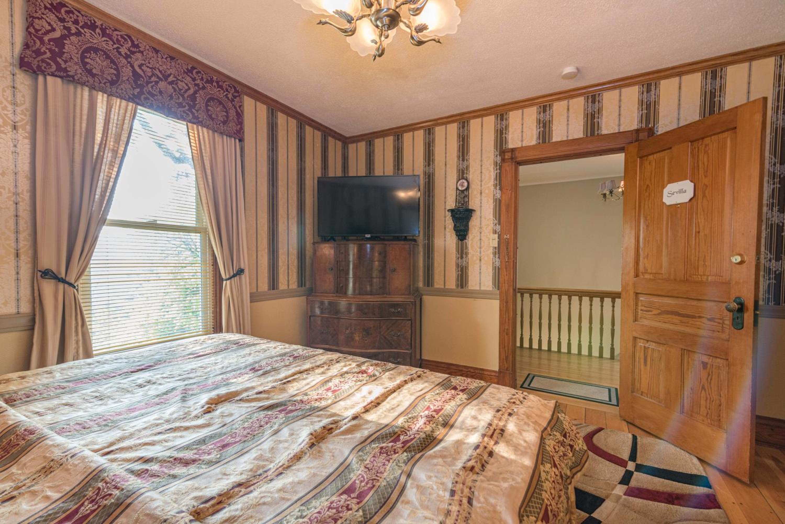 White Rose Inns & Motel