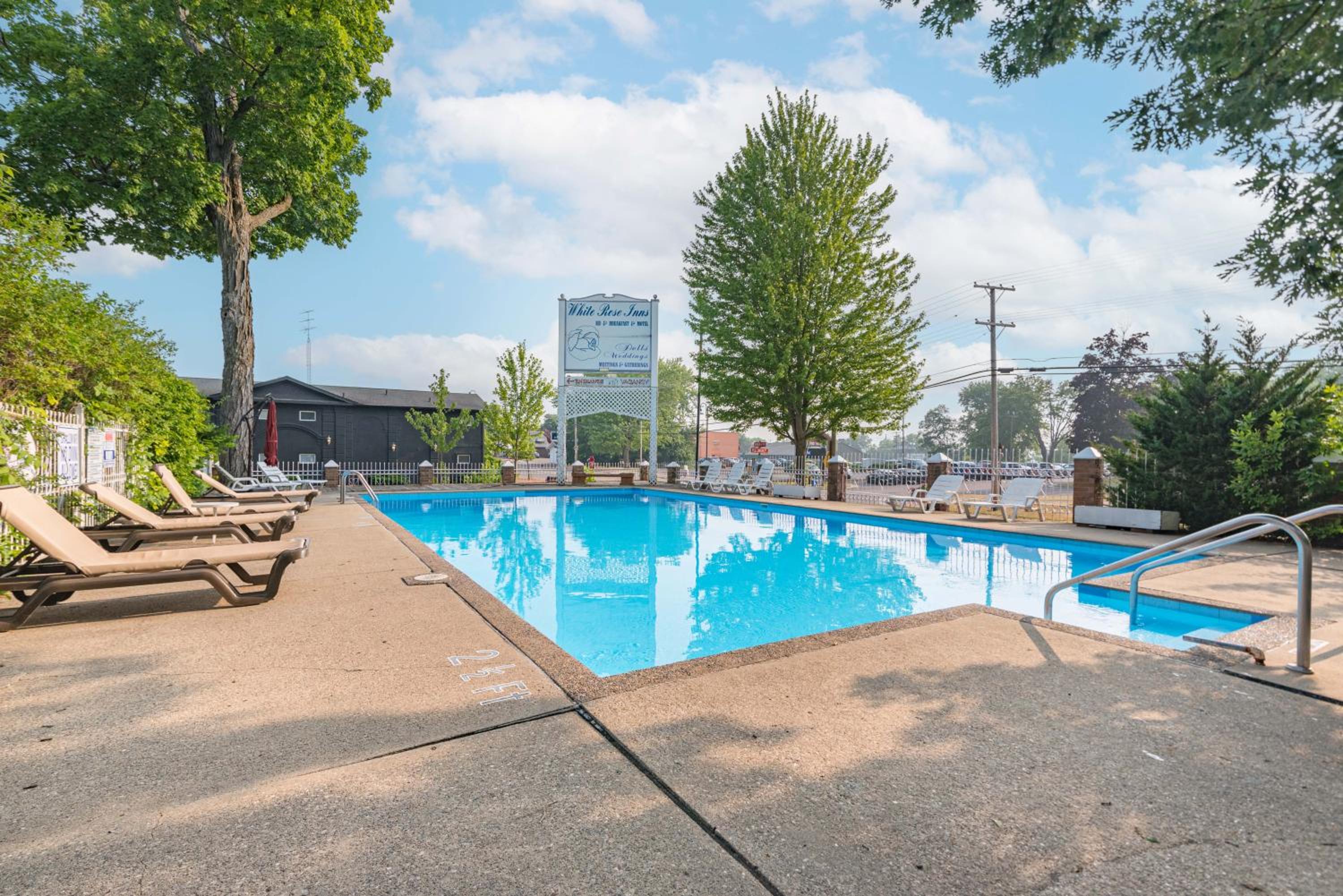 White Rose Inns & Motel