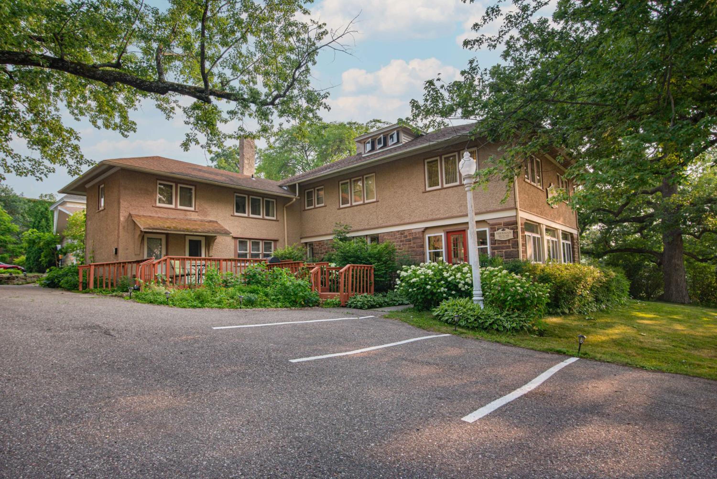 White Rose Inns & Motel