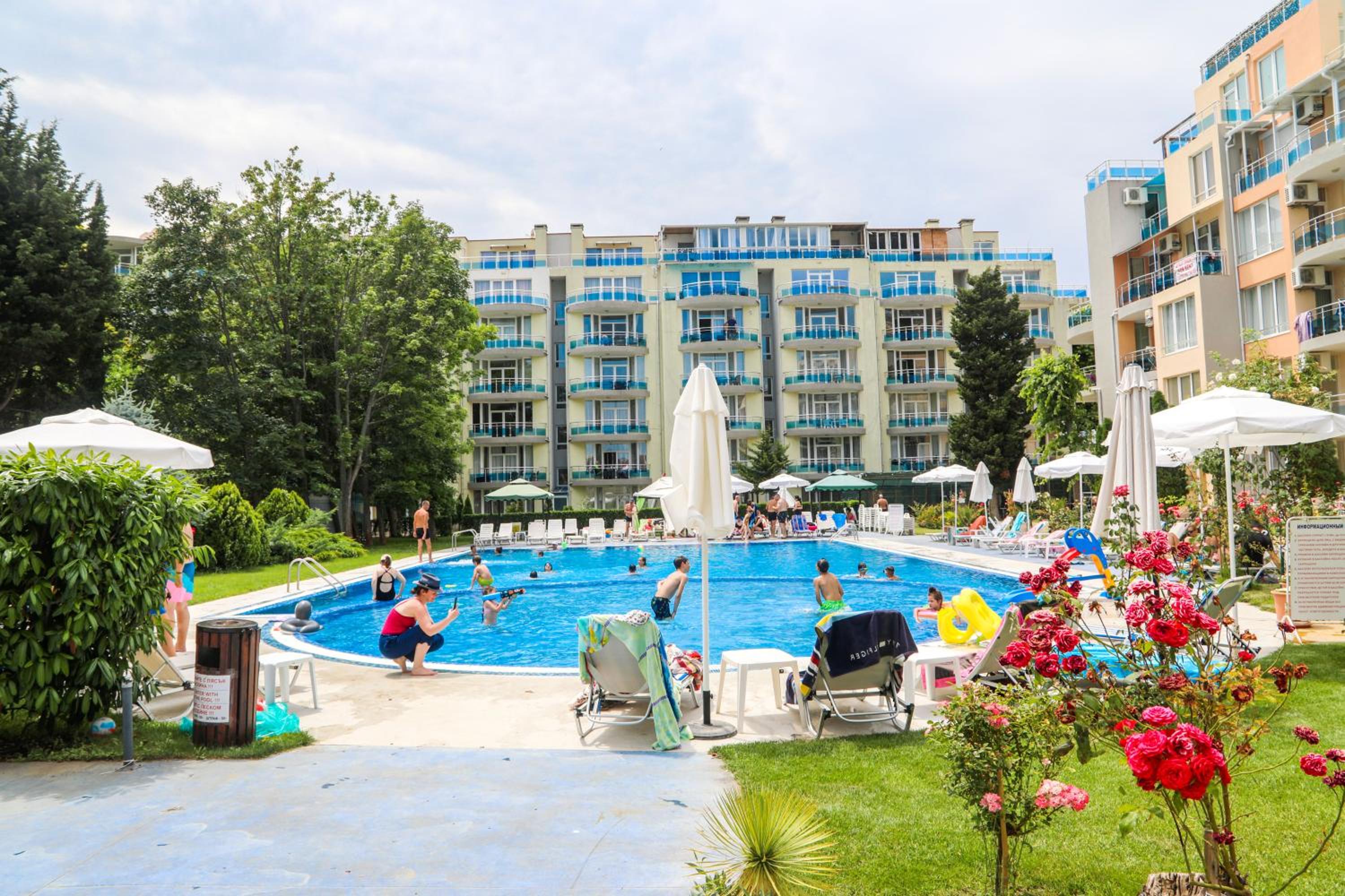 Luxury First Line apartment with pool and sea view in complex Oazis