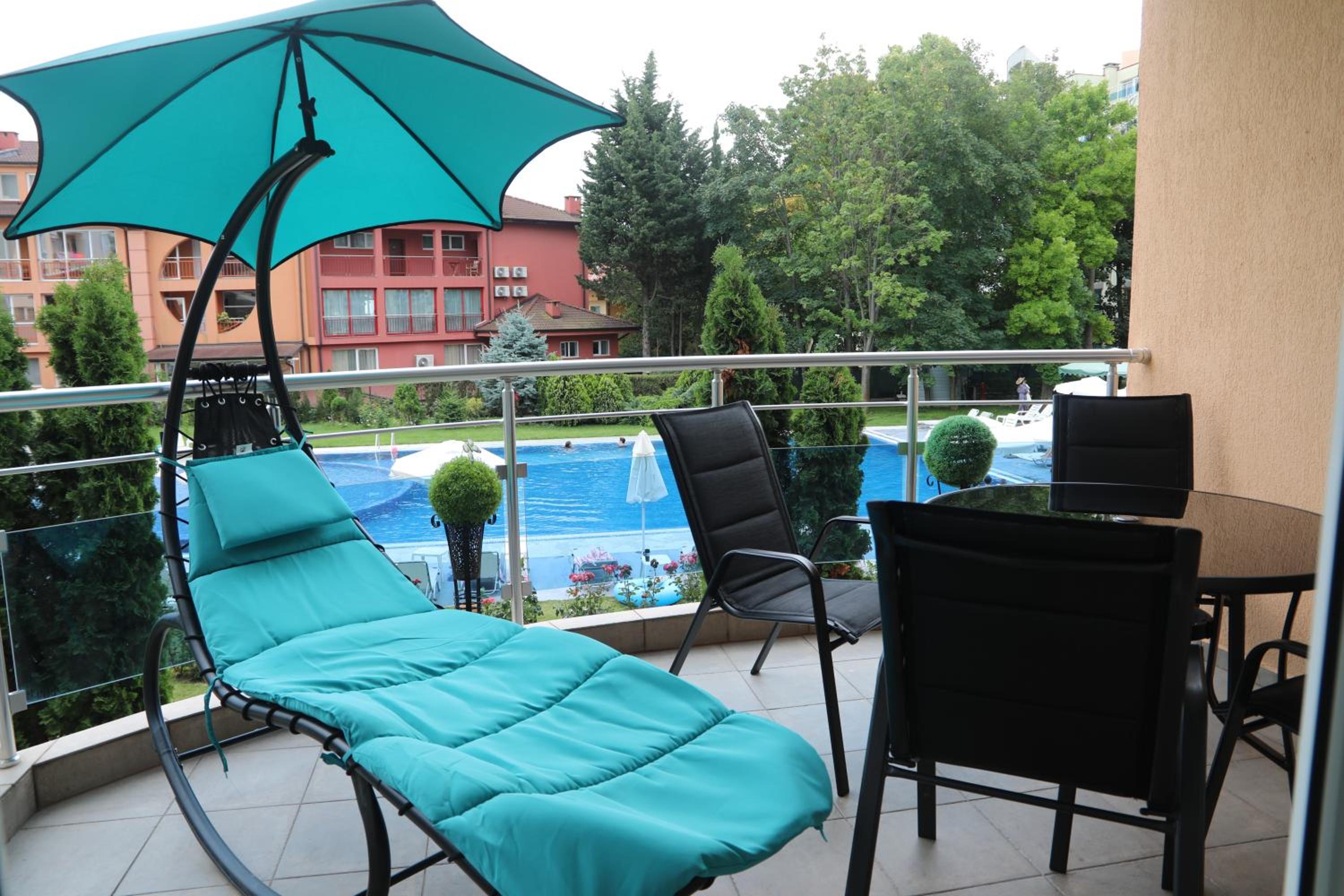 Luxury First Line apartment with pool and sea view in complex Oazis