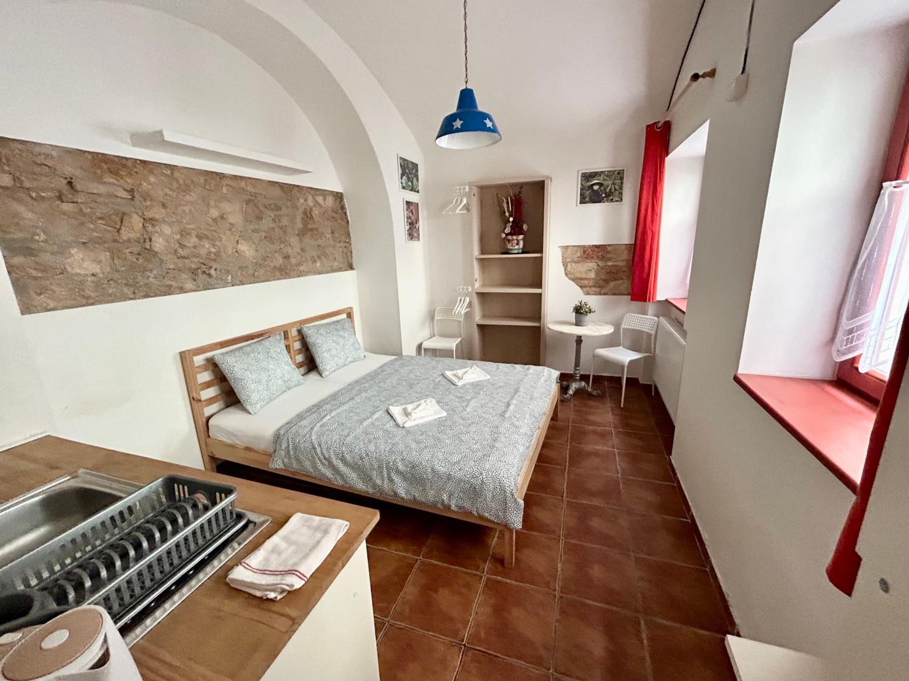PARTY HOUSE PRAGUE - Apartments Ve Smečkách 18, CITY CENTER!!