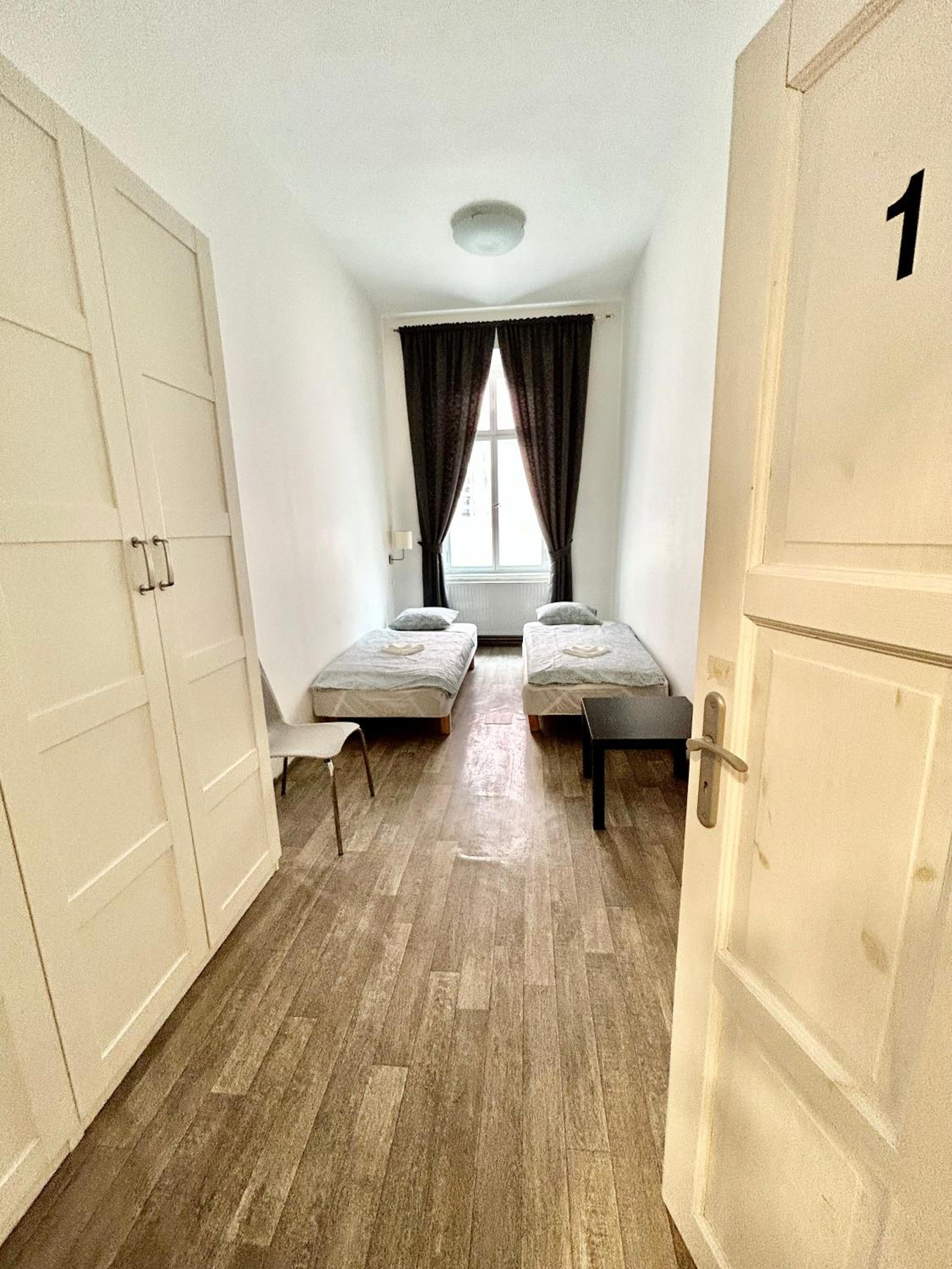 PARTY HOUSE PRAGUE - Apartments Ve Smečkách 18, CITY CENTER!!