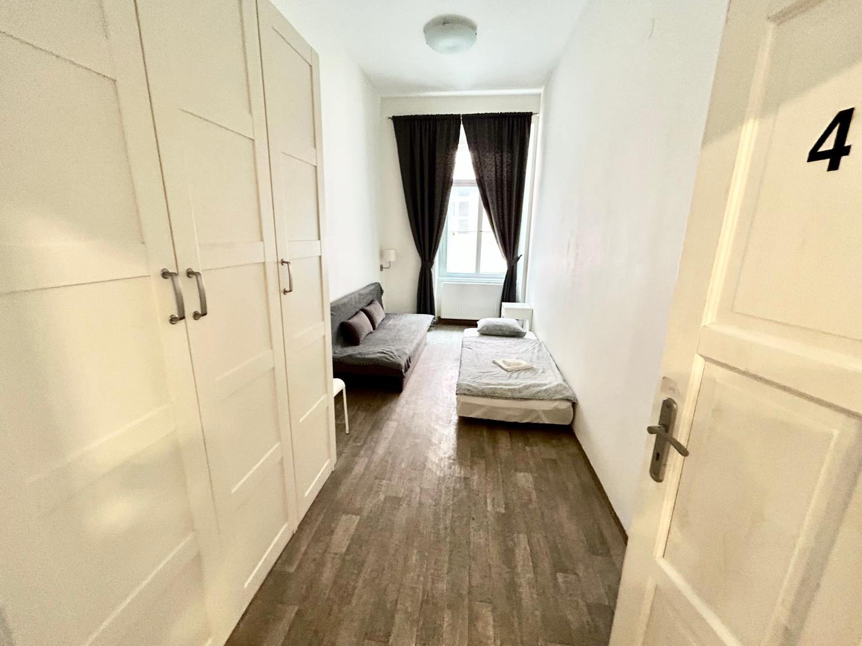 PARTY HOUSE PRAGUE - Apartments Ve Smečkách 18, CITY CENTER!!
