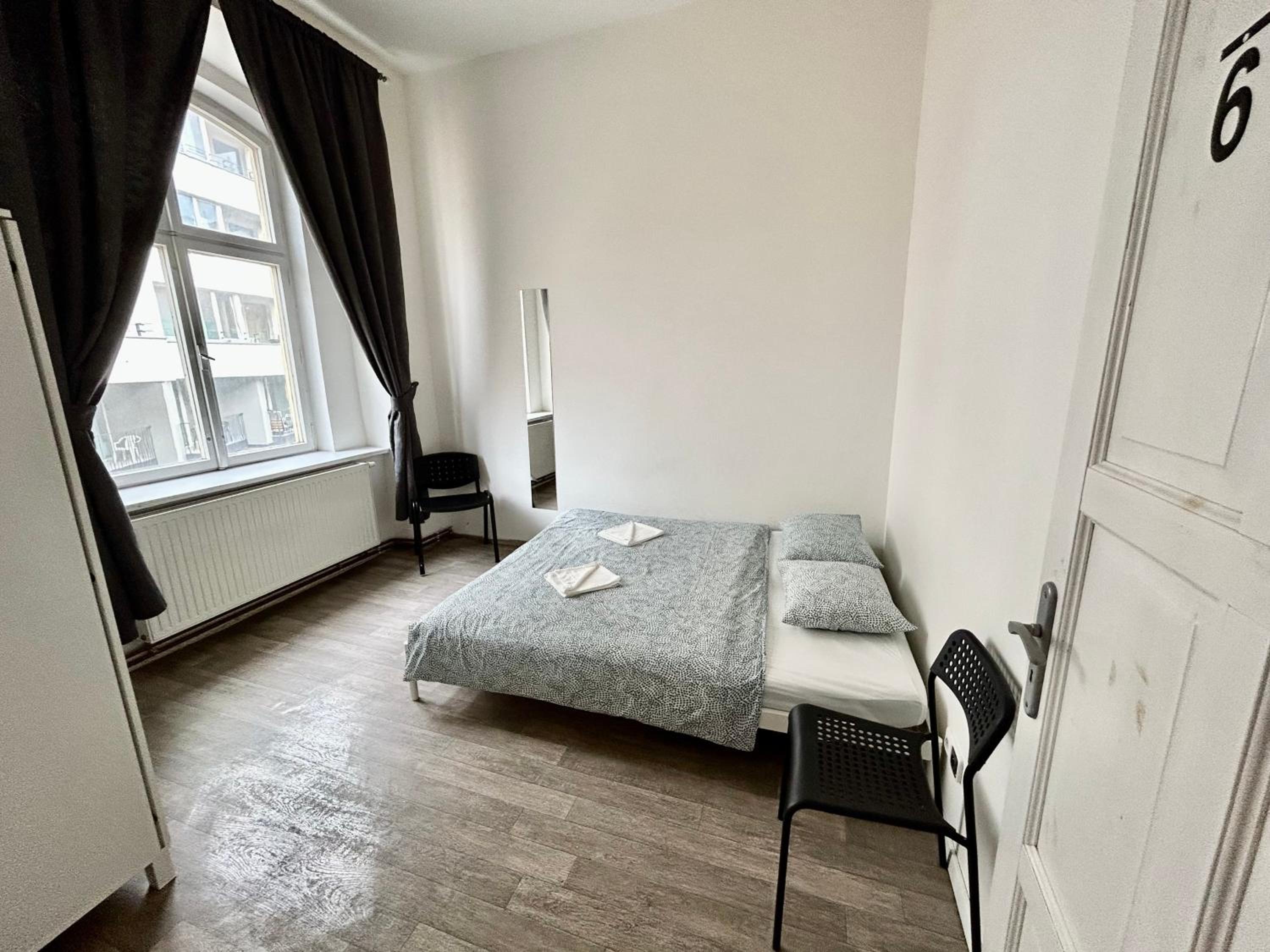 PARTY HOUSE PRAGUE - Apartments Ve Smečkách 18, CITY CENTER!!