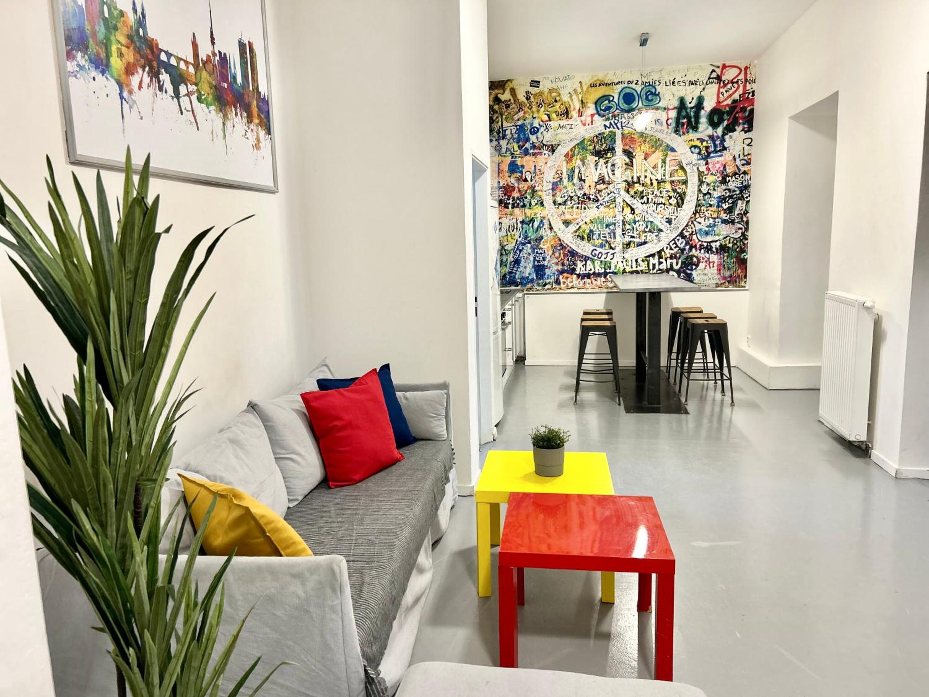 PARTY HOUSE PRAGUE - Apartments Ve Smečkách 18, CITY CENTER!!