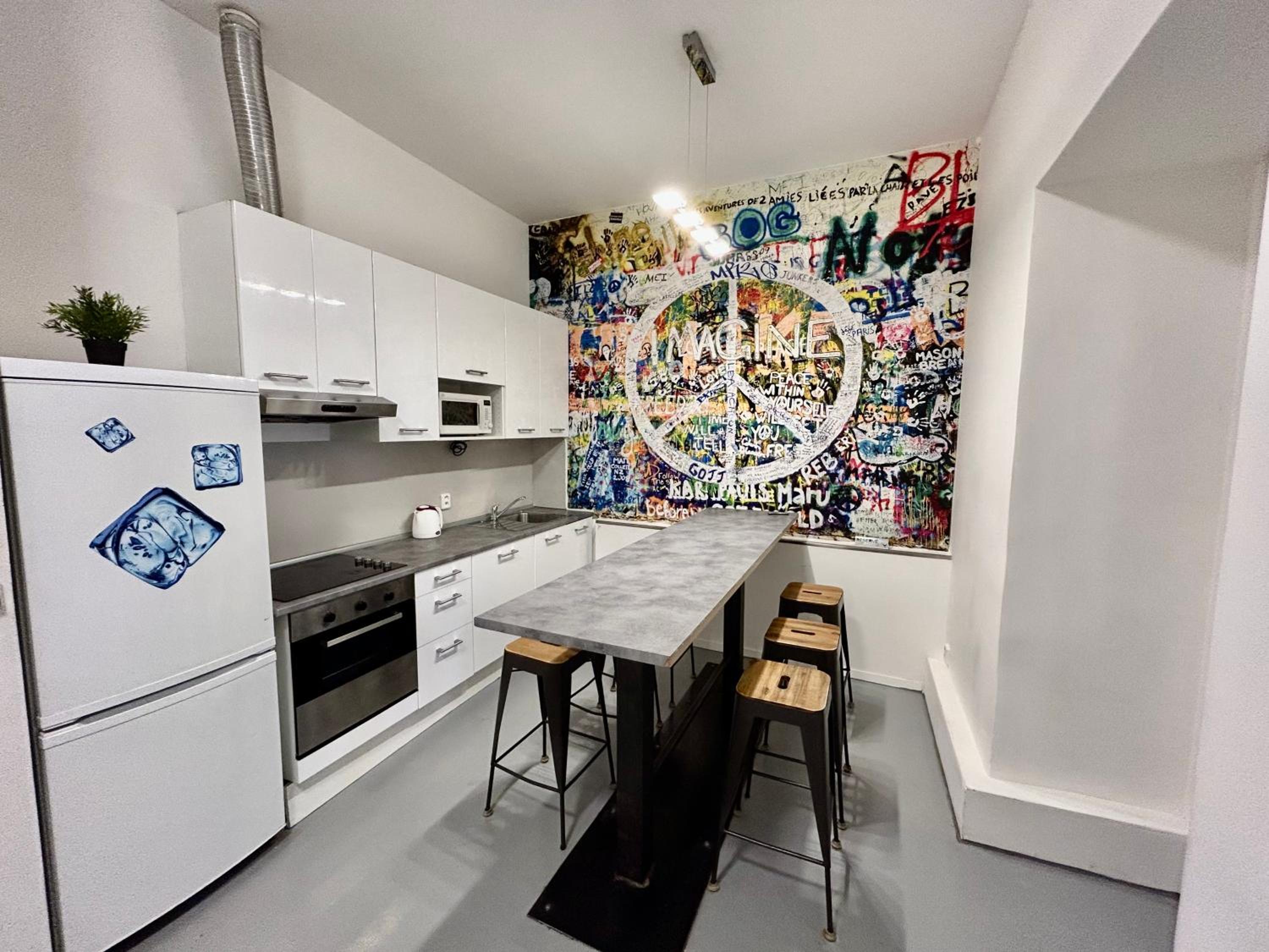 PARTY HOUSE PRAGUE - Apartments Ve Smečkách 18, CITY CENTER!!