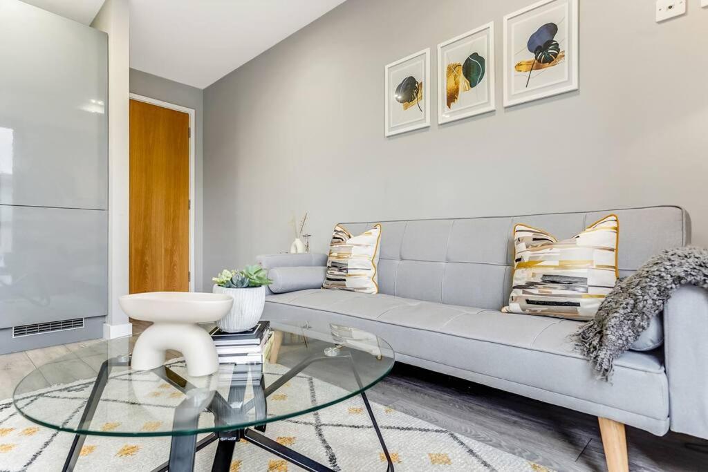 Modern 1 Bed Apt by Old Street / Shoreditch