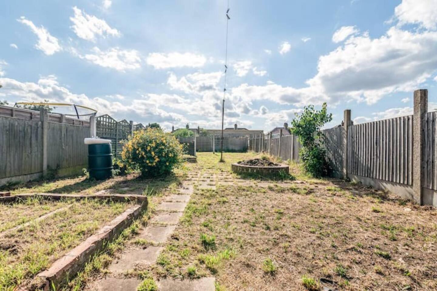 3-Bed House Near Lakeside Mall, Onsite Parking view 4