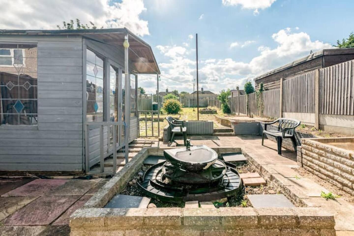 3-Bed House Near Lakeside Mall, Onsite Parking view 5