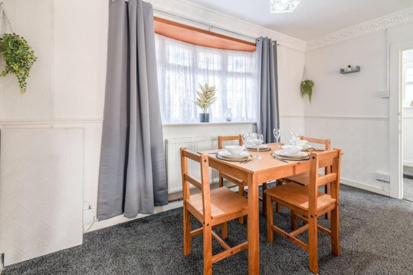 3-Bed House Near Lakeside Mall, Onsite Parking view 2