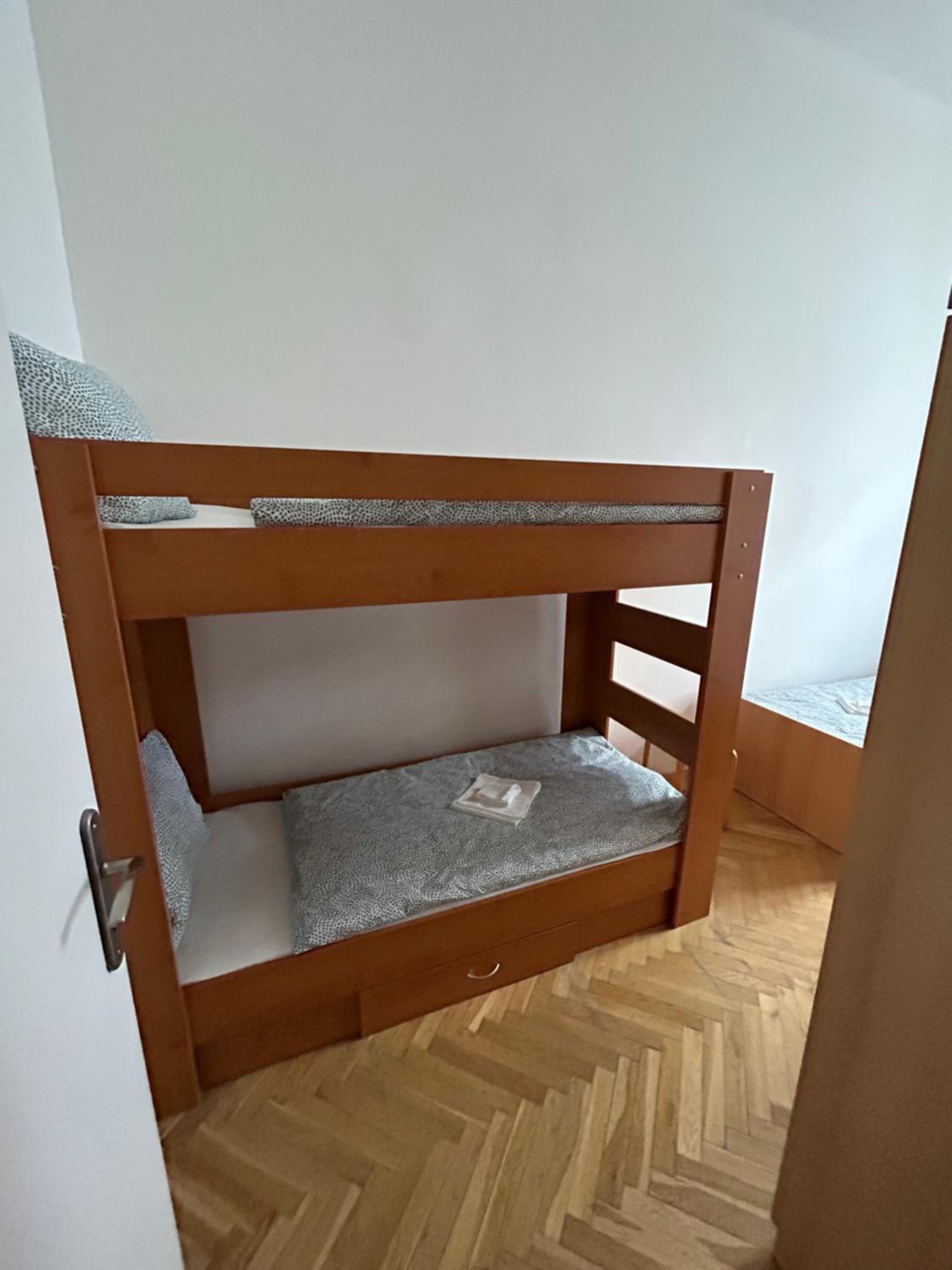 PARTY HOUSE PRAGUE - Apartments Ve Smečkách 18, CITY CENTER!!