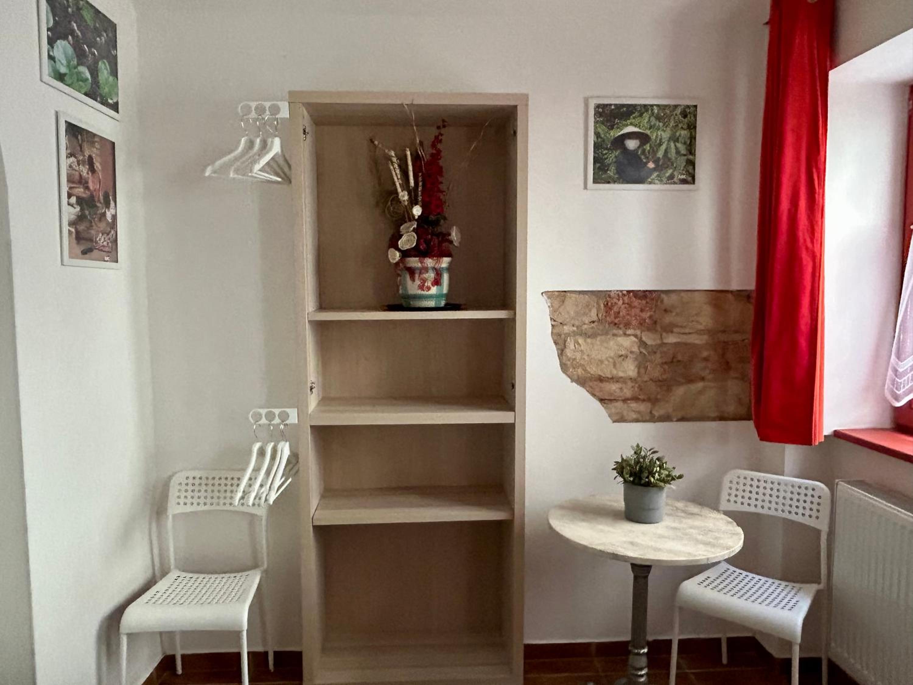PARTY HOUSE PRAGUE - Apartments Ve Smečkách 18, CITY CENTER!!