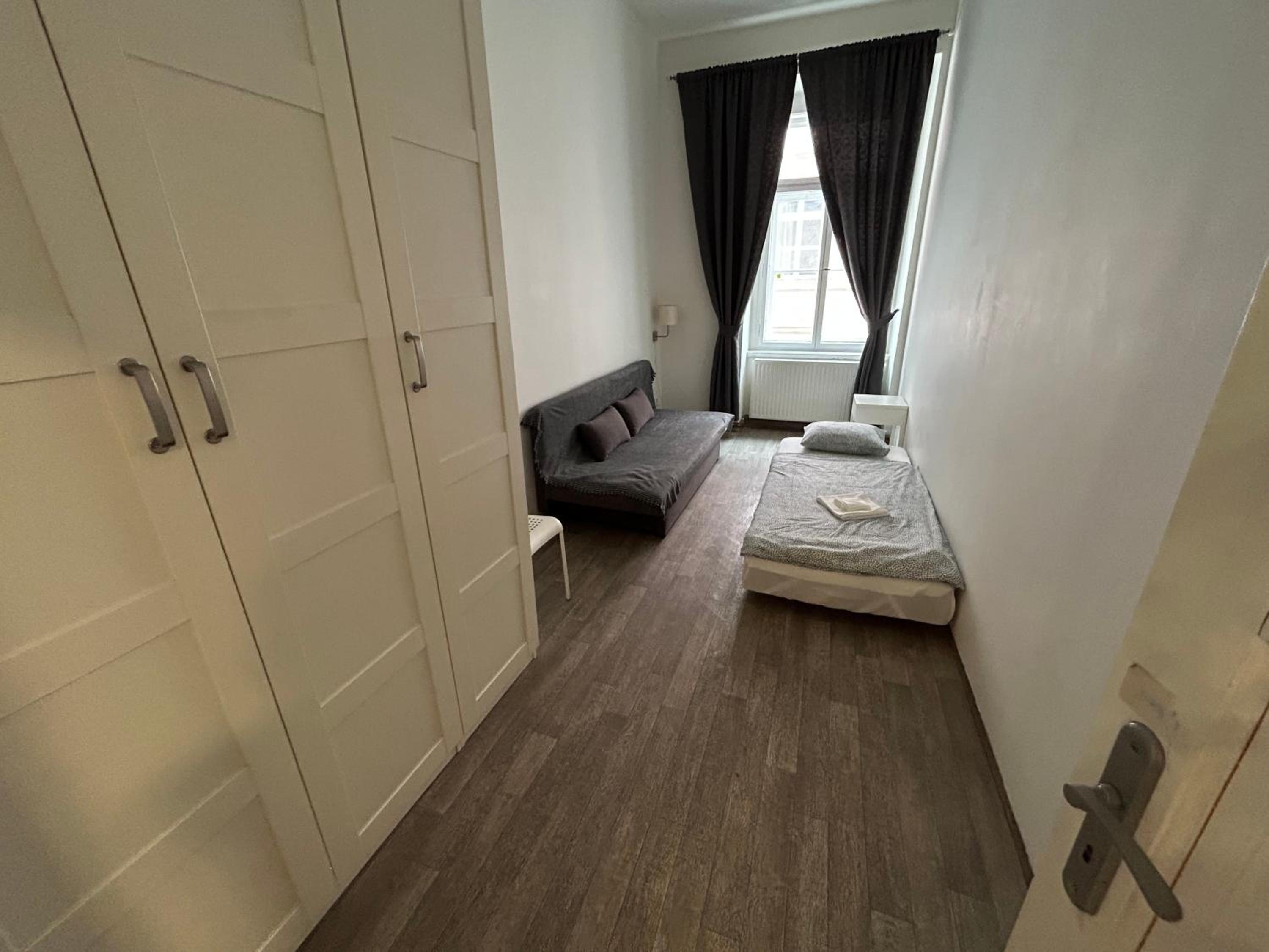 PARTY HOUSE PRAGUE - Apartments Ve Smečkách 18, CITY CENTER!!