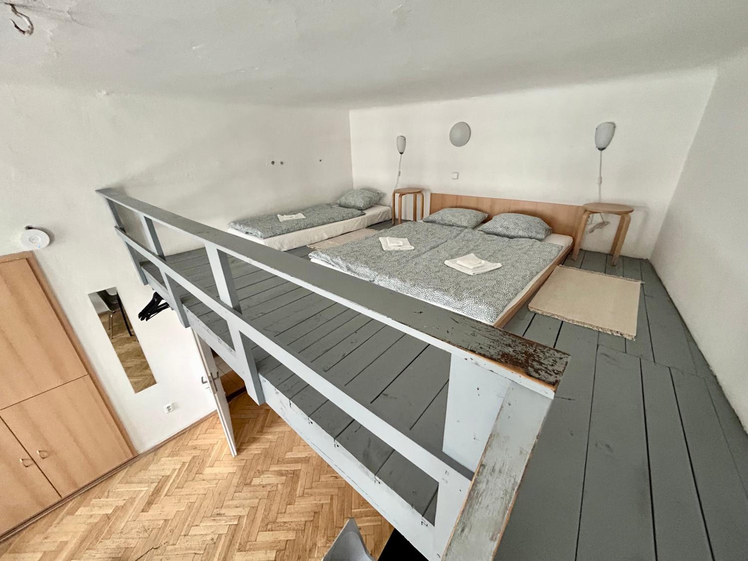 PARTY HOUSE PRAGUE - Apartments Ve Smečkách 18, CITY CENTER!!