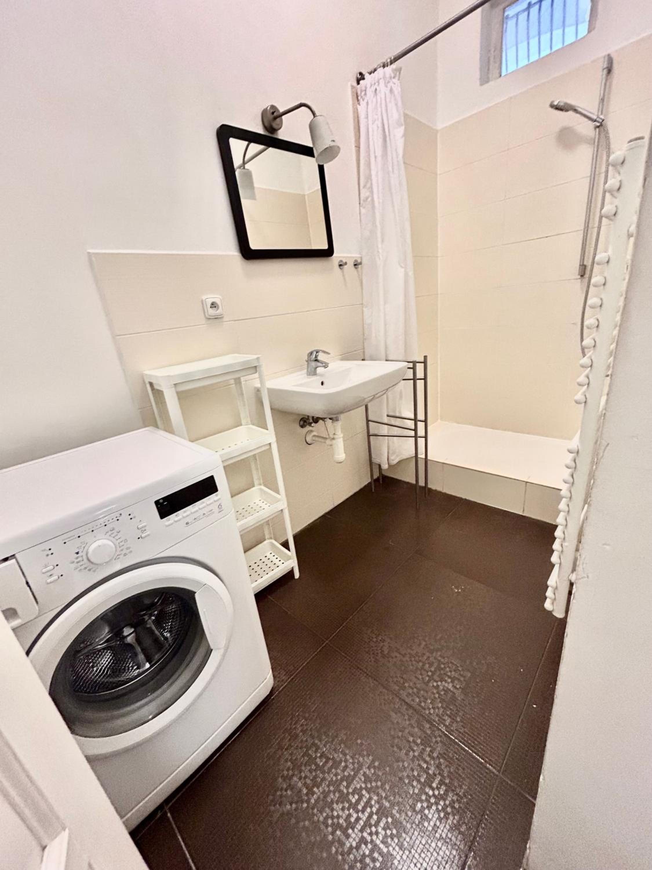 PARTY HOUSE PRAGUE - Apartments Ve Smečkách 18, CITY CENTER!!