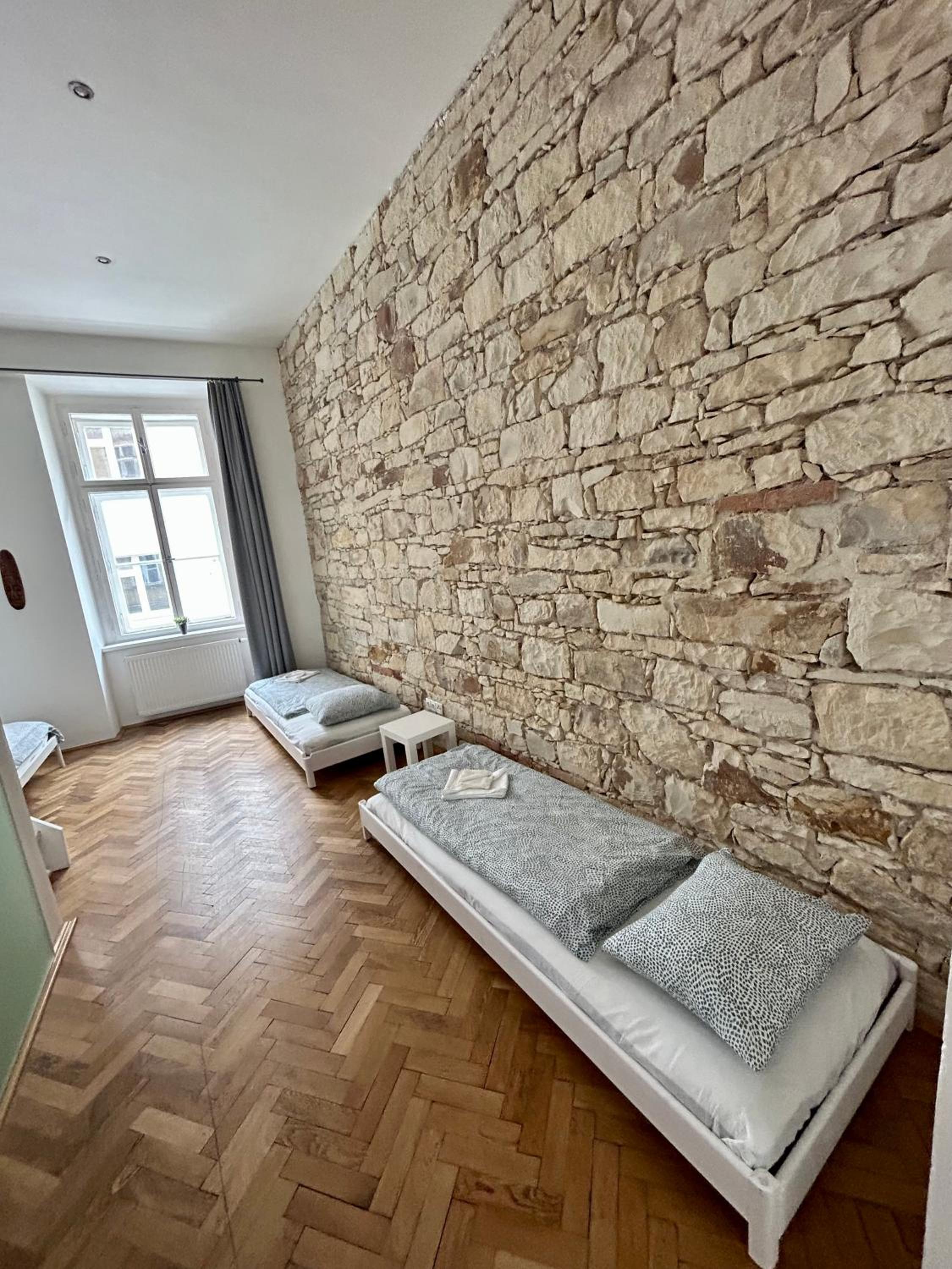 PARTY HOUSE PRAGUE - Apartments Ve Smečkách 18, CITY CENTER!!