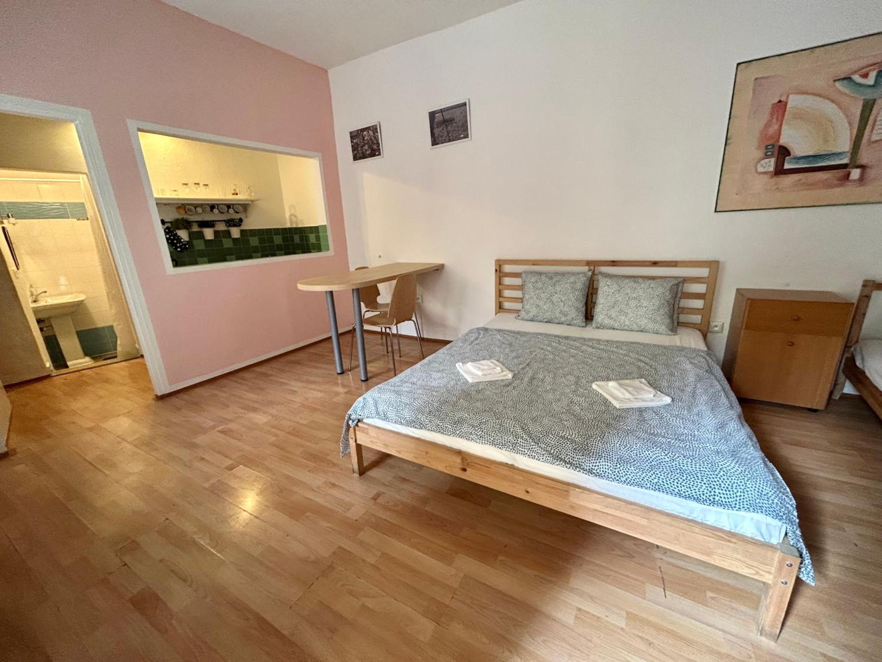 PARTY HOUSE PRAGUE - Apartments Ve Smečkách 18, CITY CENTER!!