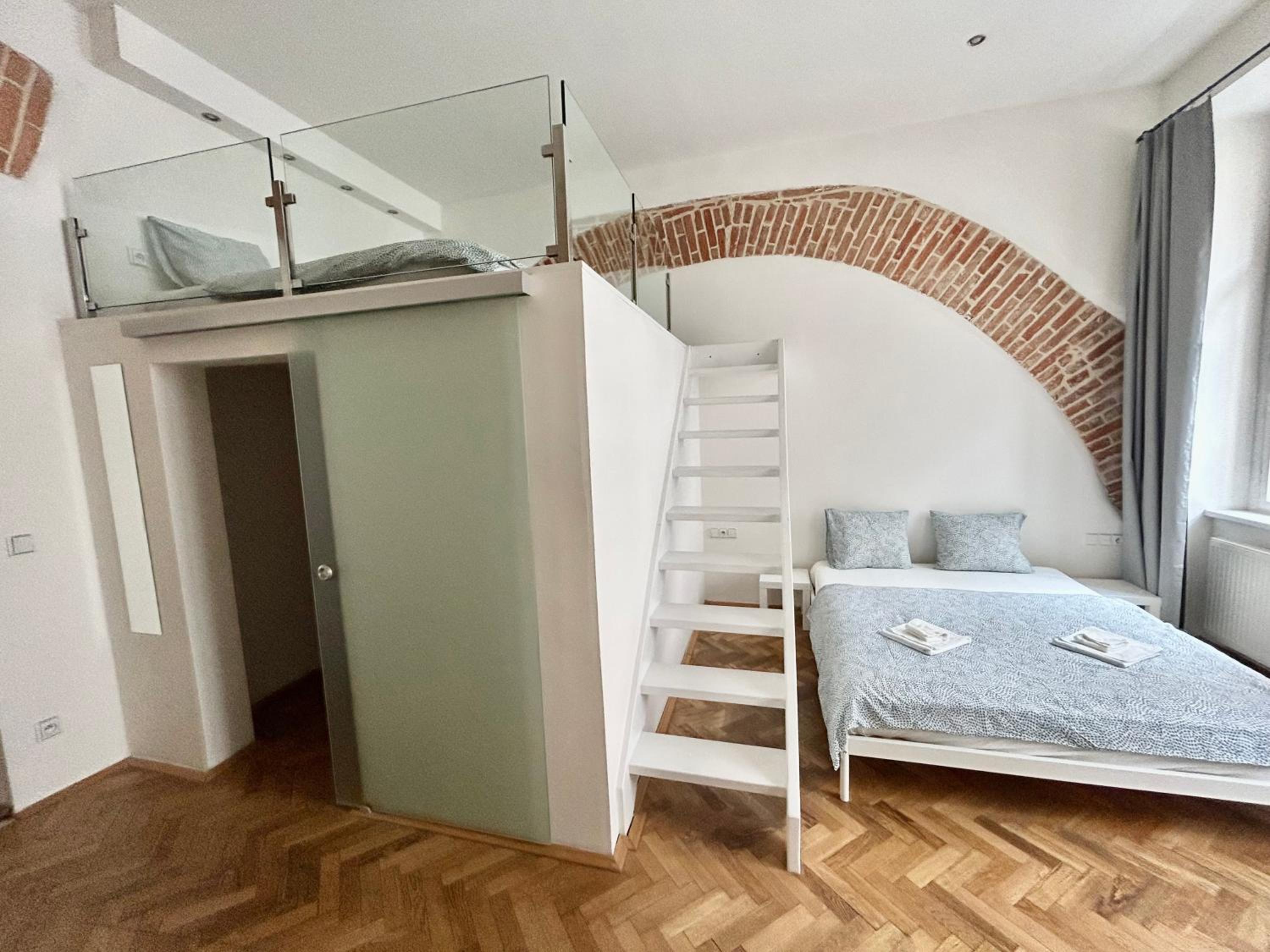 PARTY HOUSE PRAGUE - Apartments Ve Smečkách 18, CITY CENTER!!