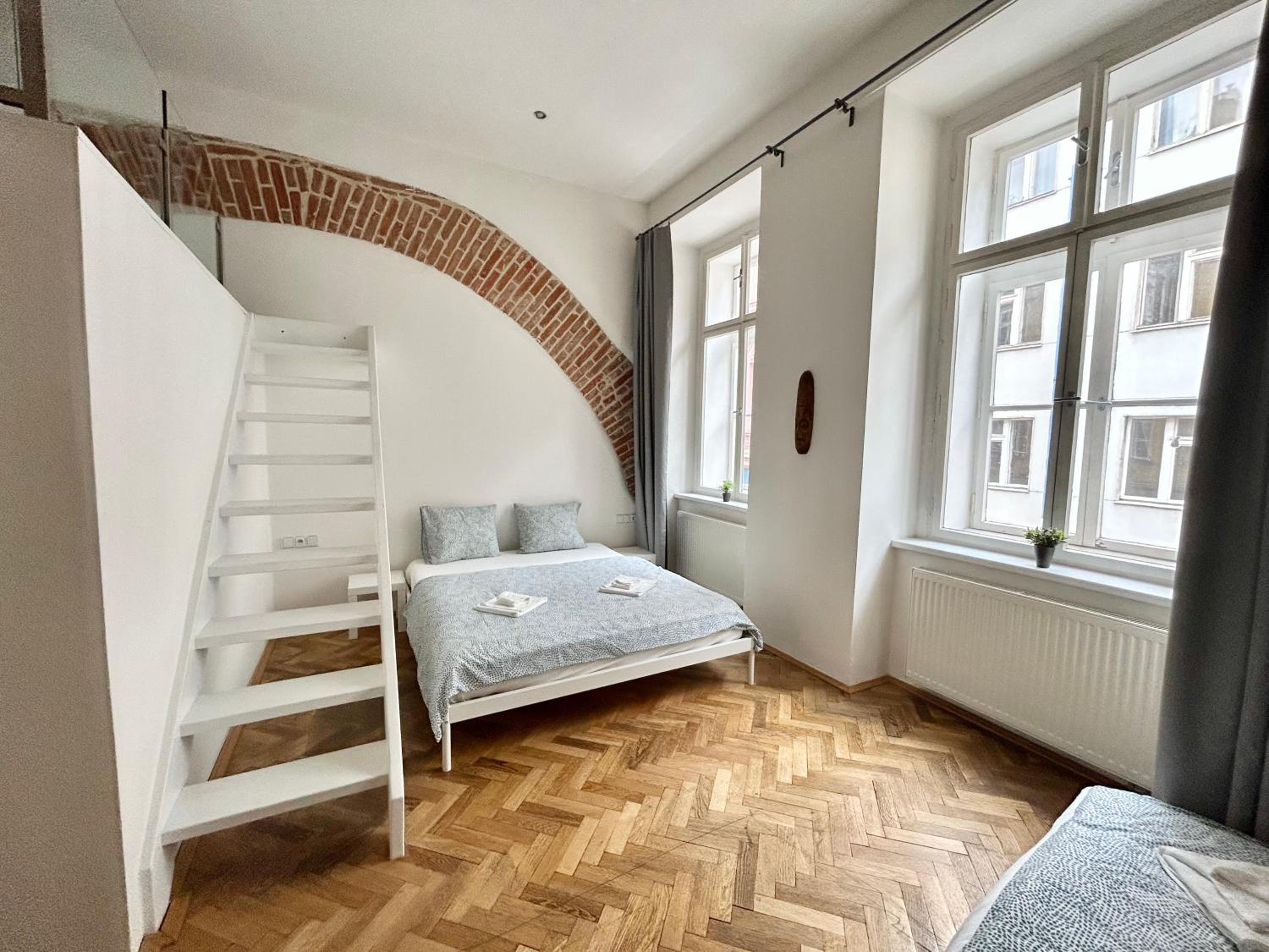 PARTY HOUSE PRAGUE - Apartments Ve Smečkách 18, CITY CENTER!!