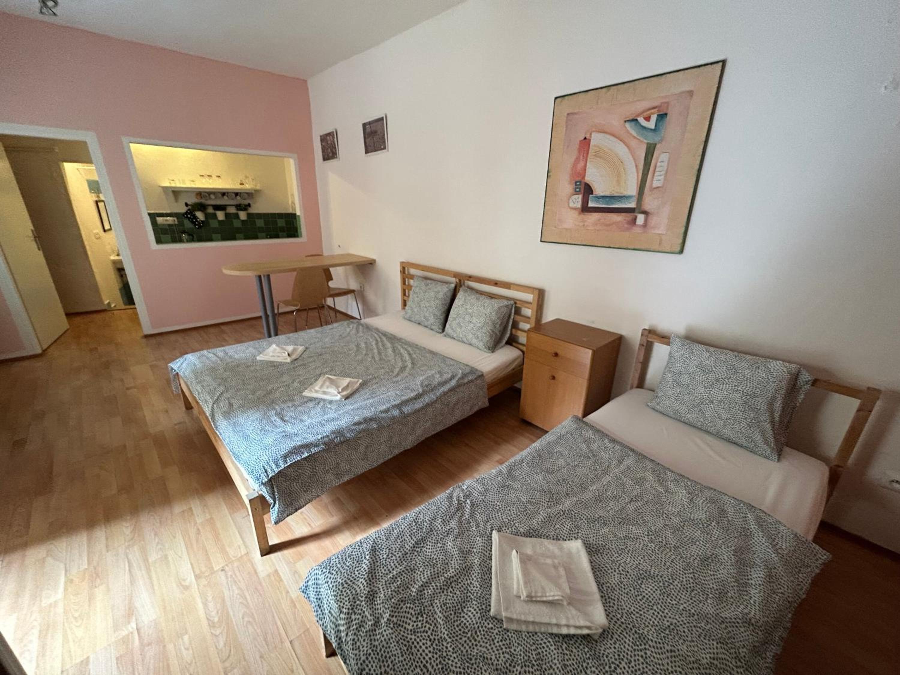 PARTY HOUSE PRAGUE - Apartments Ve Smečkách 18, CITY CENTER!!