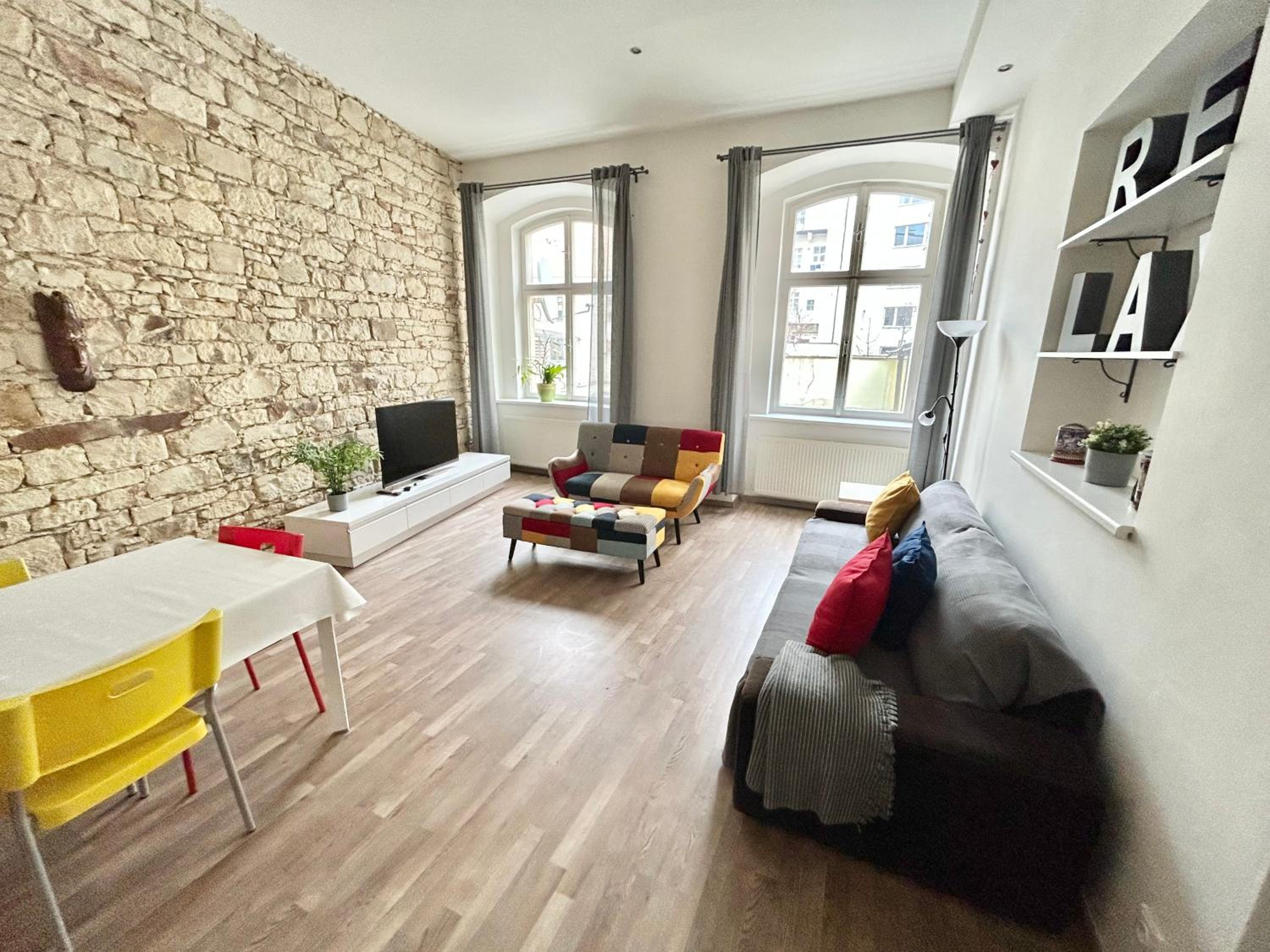 PARTY HOUSE PRAGUE - Apartments Ve Smečkách 18, CITY CENTER!!