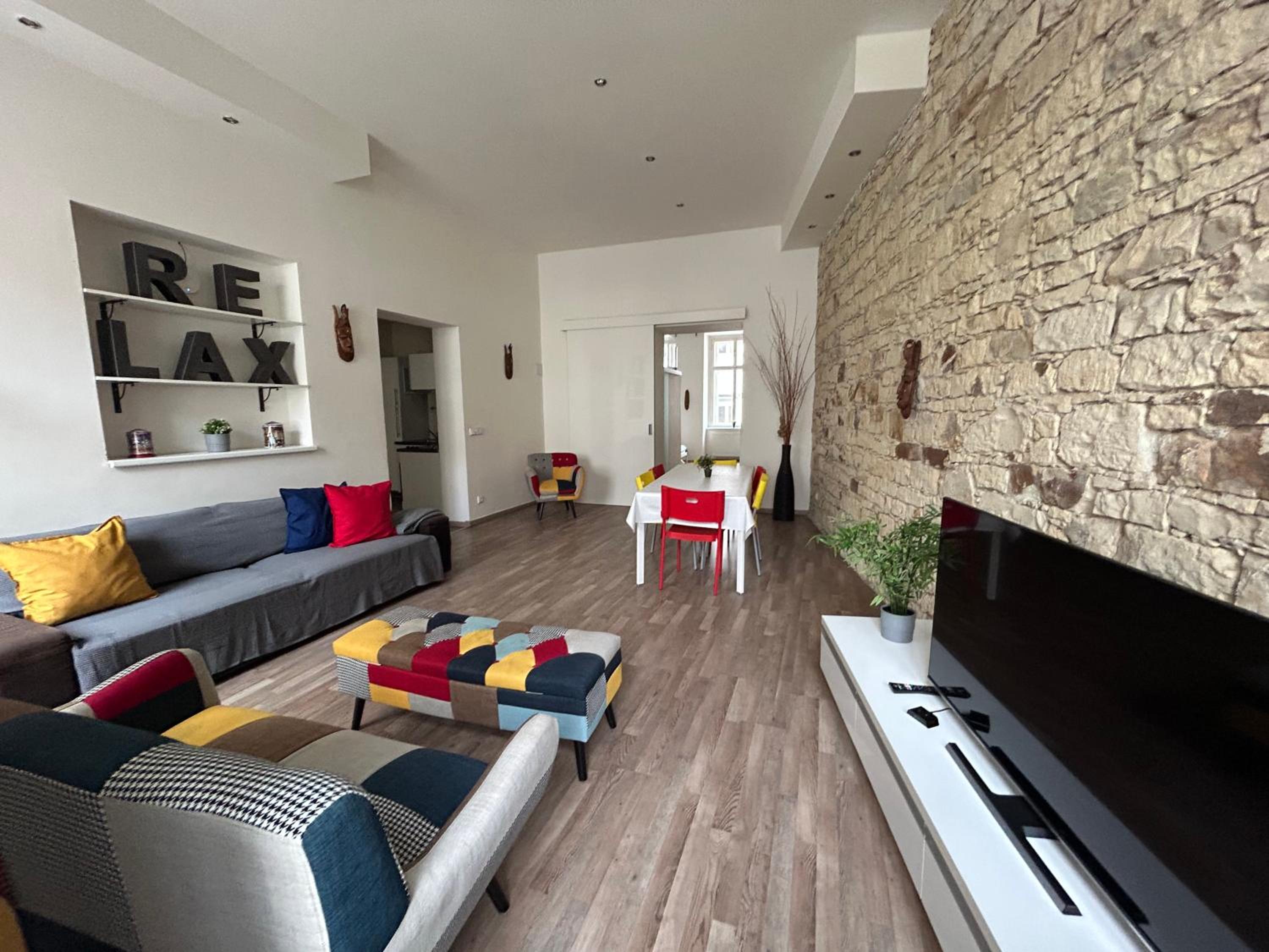PARTY HOUSE PRAGUE - Apartments Ve Smečkách 18, CITY CENTER!!