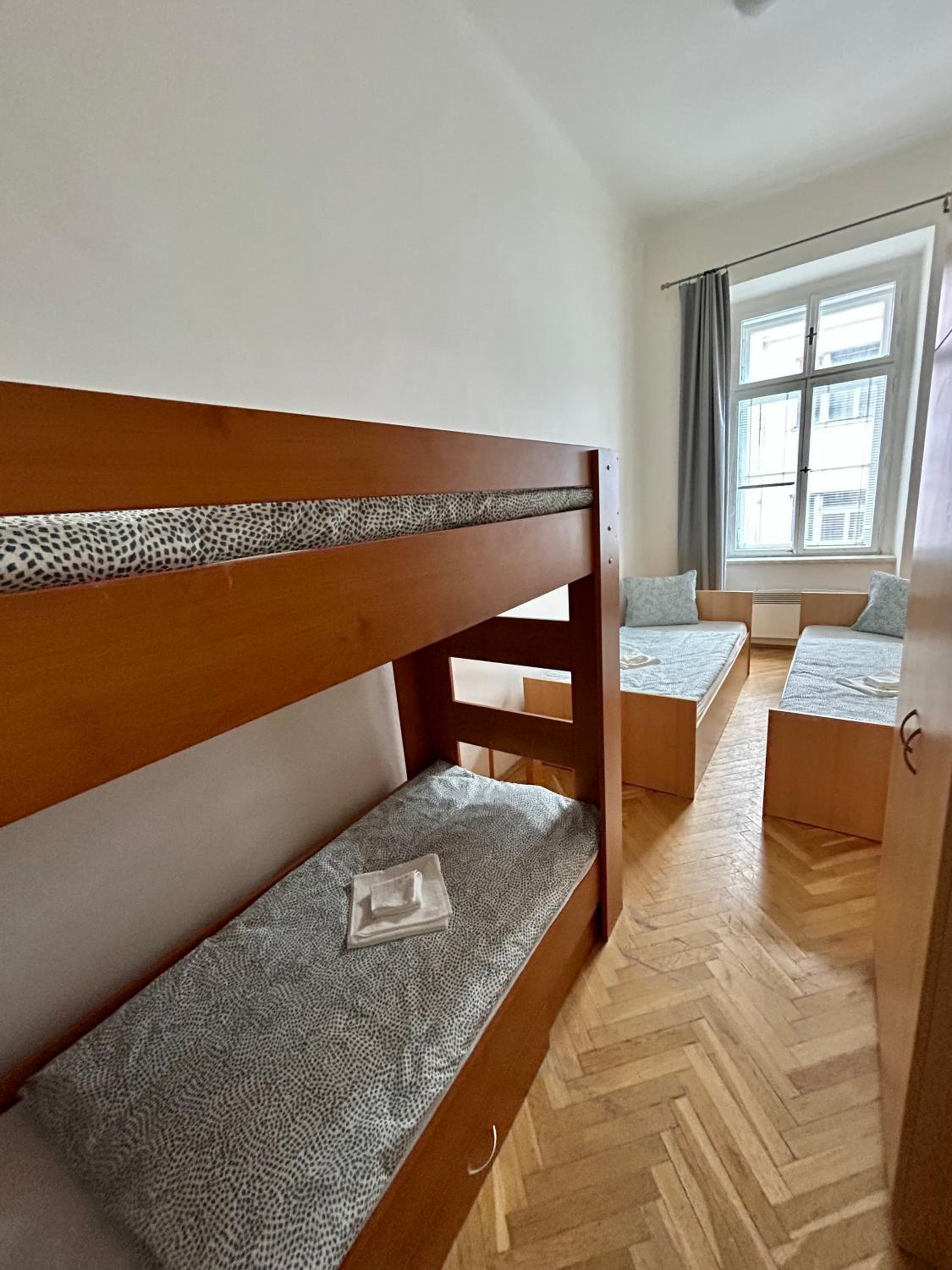 PARTY HOUSE PRAGUE - Apartments Ve Smečkách 18, CITY CENTER!!
