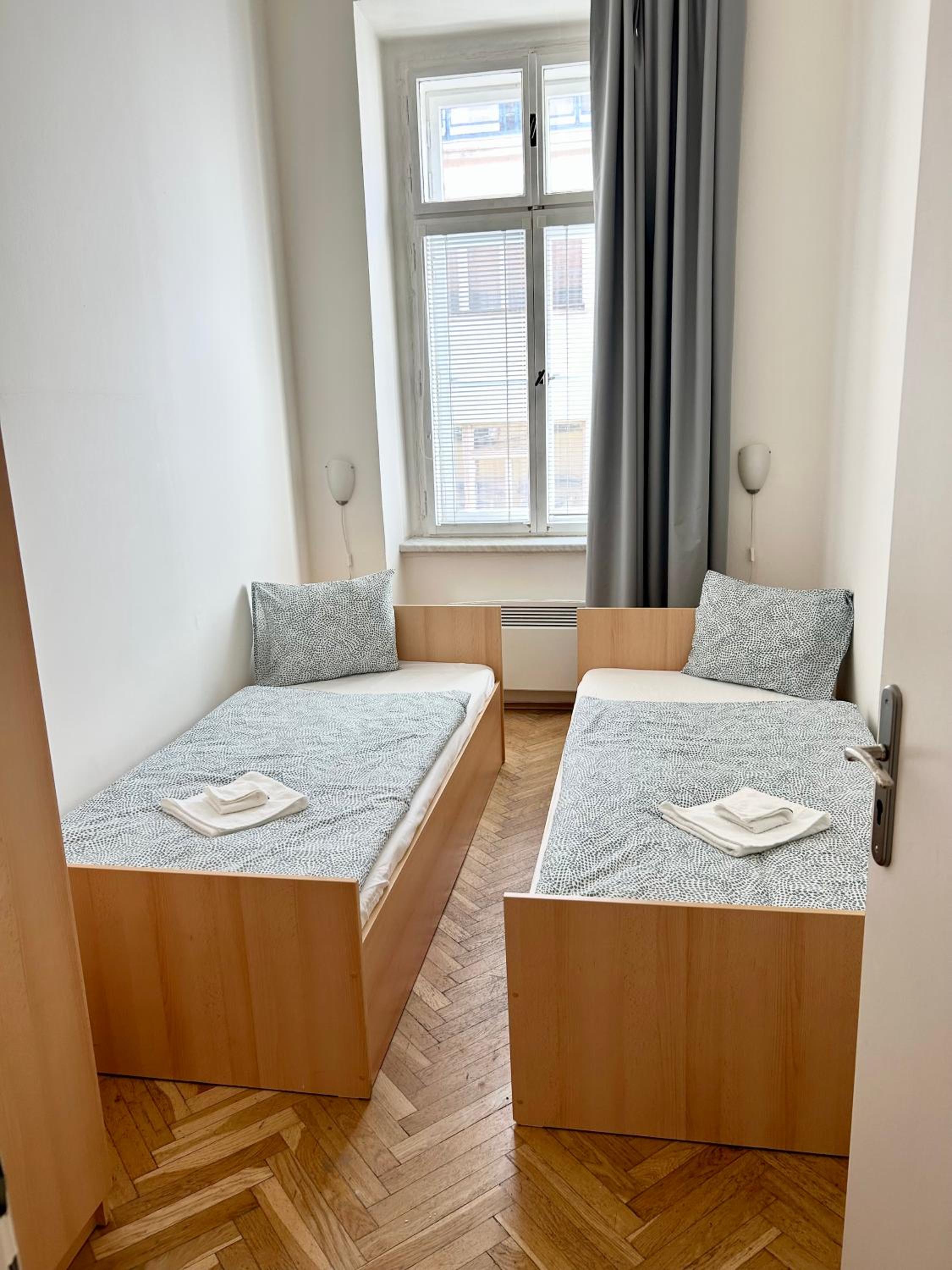 PARTY HOUSE PRAGUE - Apartments Ve Smečkách 18, CITY CENTER!!