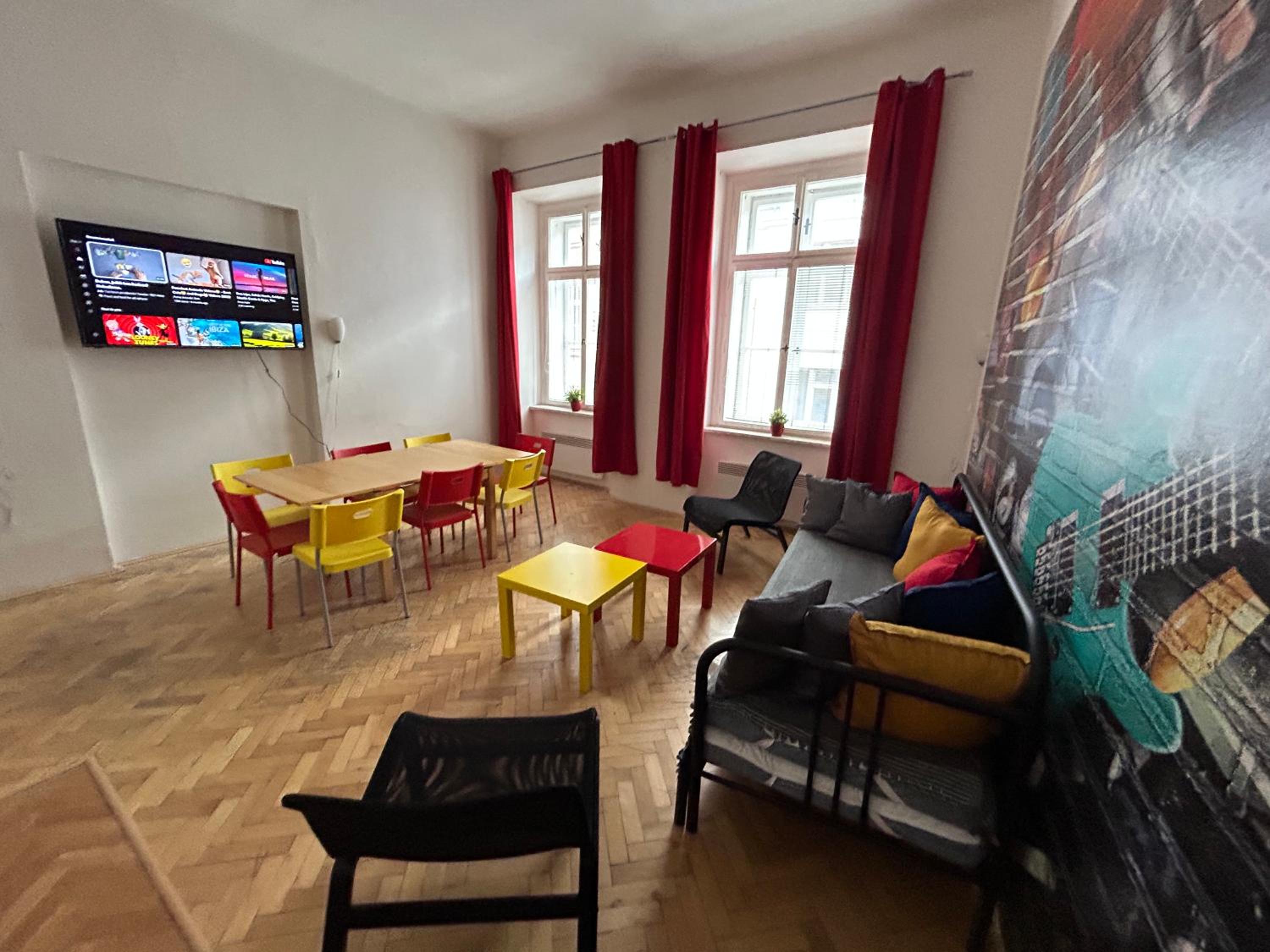 PARTY HOUSE PRAGUE - Apartments Ve Smečkách 18, CITY CENTER!!