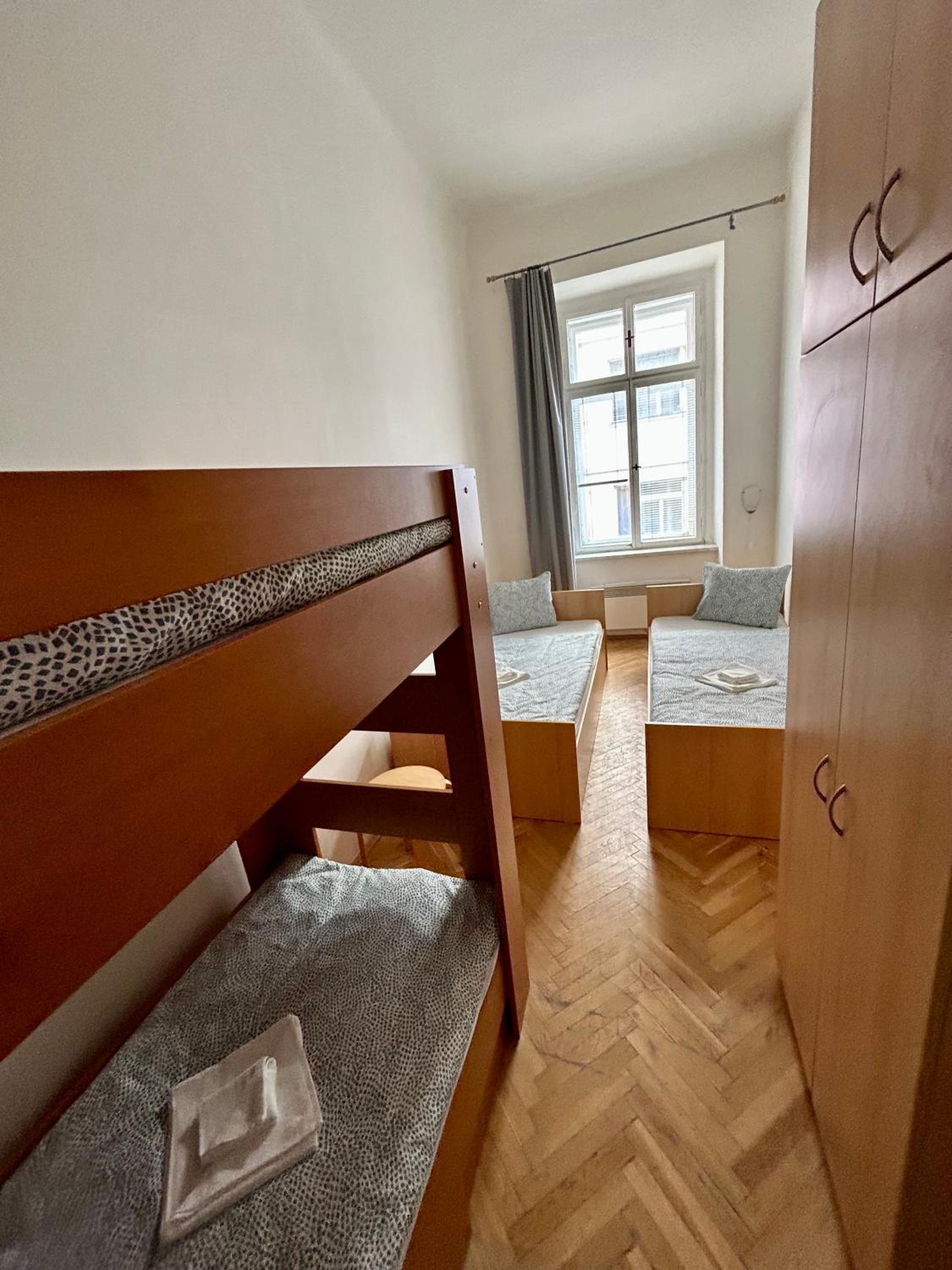 PARTY HOUSE PRAGUE - Apartments Ve Smečkách 18, CITY CENTER!!