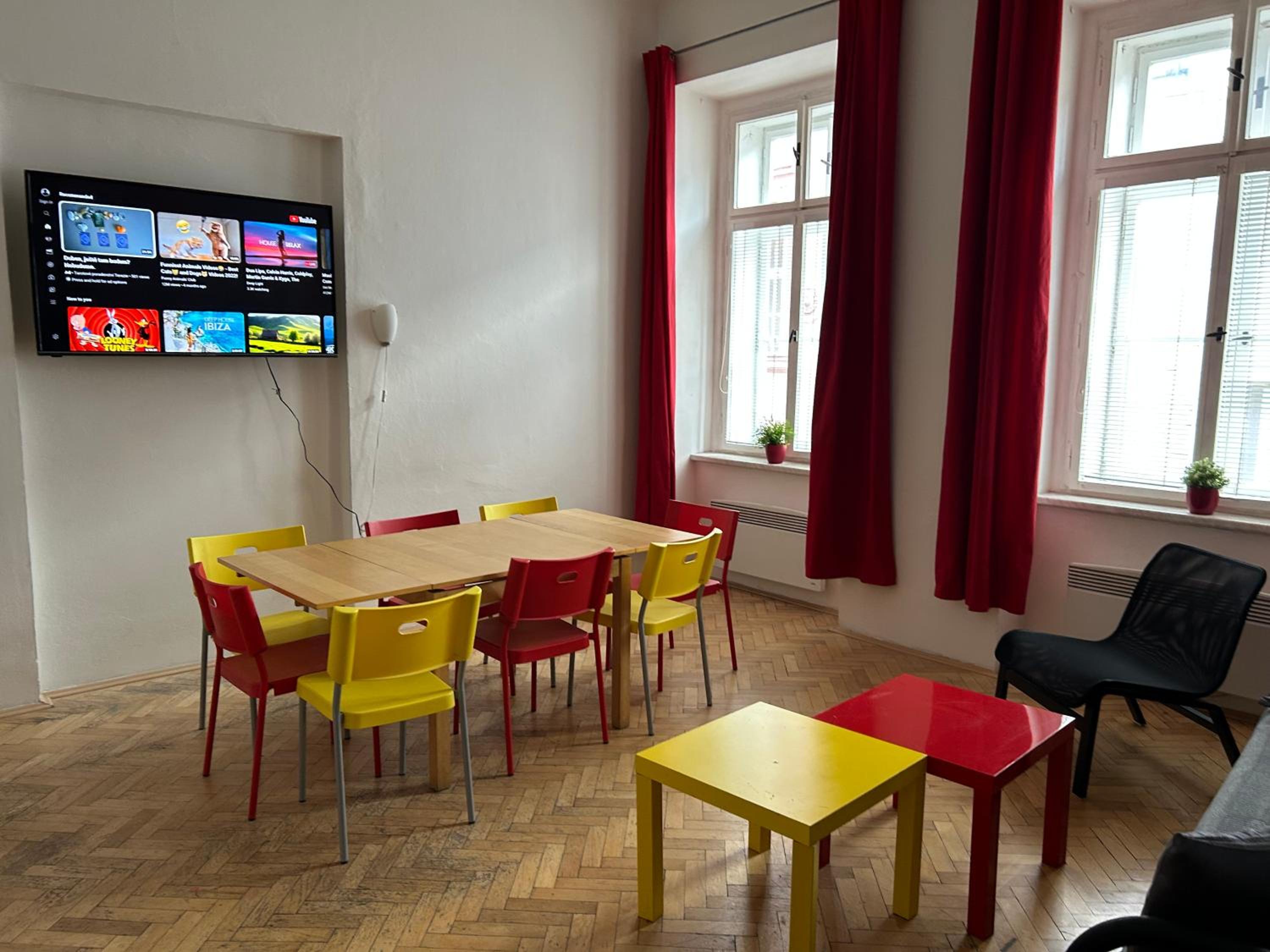 PARTY HOUSE PRAGUE - Apartments Ve Smečkách 18, CITY CENTER!!